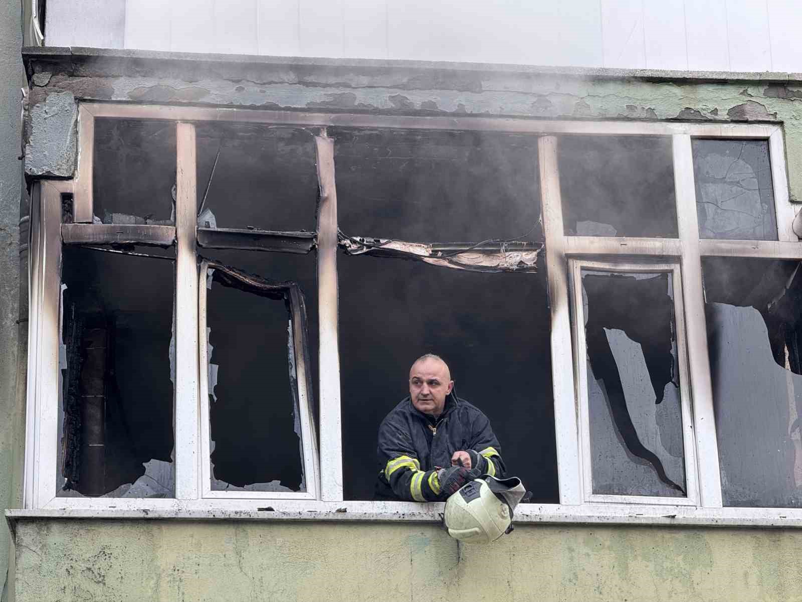 5 katlı apartmanda yangın paniği: 8 kişi itfaiye ekiplerince kurtarıldı