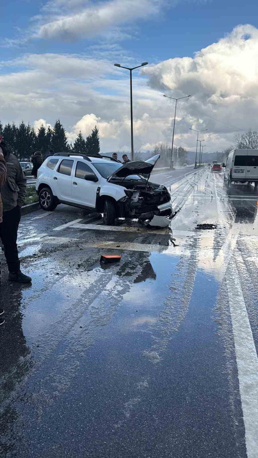 Otomobil yoldan çıkarak tabelaya çarptı: 8 kişi kazayı yara almadan atlattı