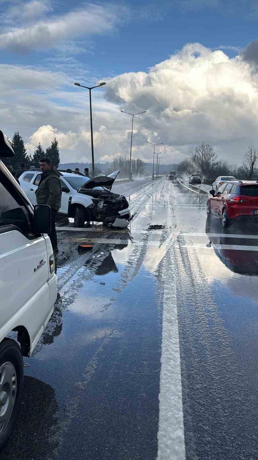 Otomobil yoldan çıkarak tabelaya çarptı: 8 kişi kazayı yara almadan atlattı