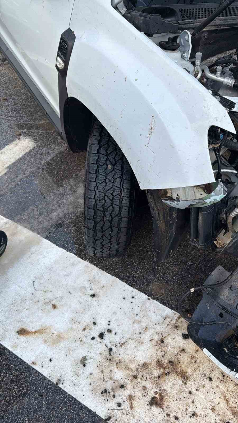 Otomobil yoldan çıkarak tabelaya çarptı: 8 kişi kazayı yara almadan atlattı