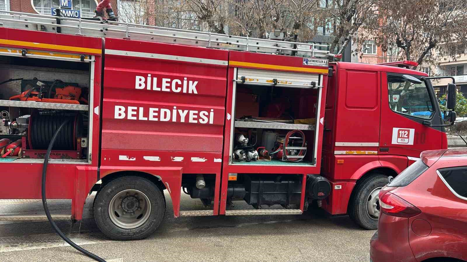 Bilecik’te bir kuruyemişçi dükkanında yangın çıktı
