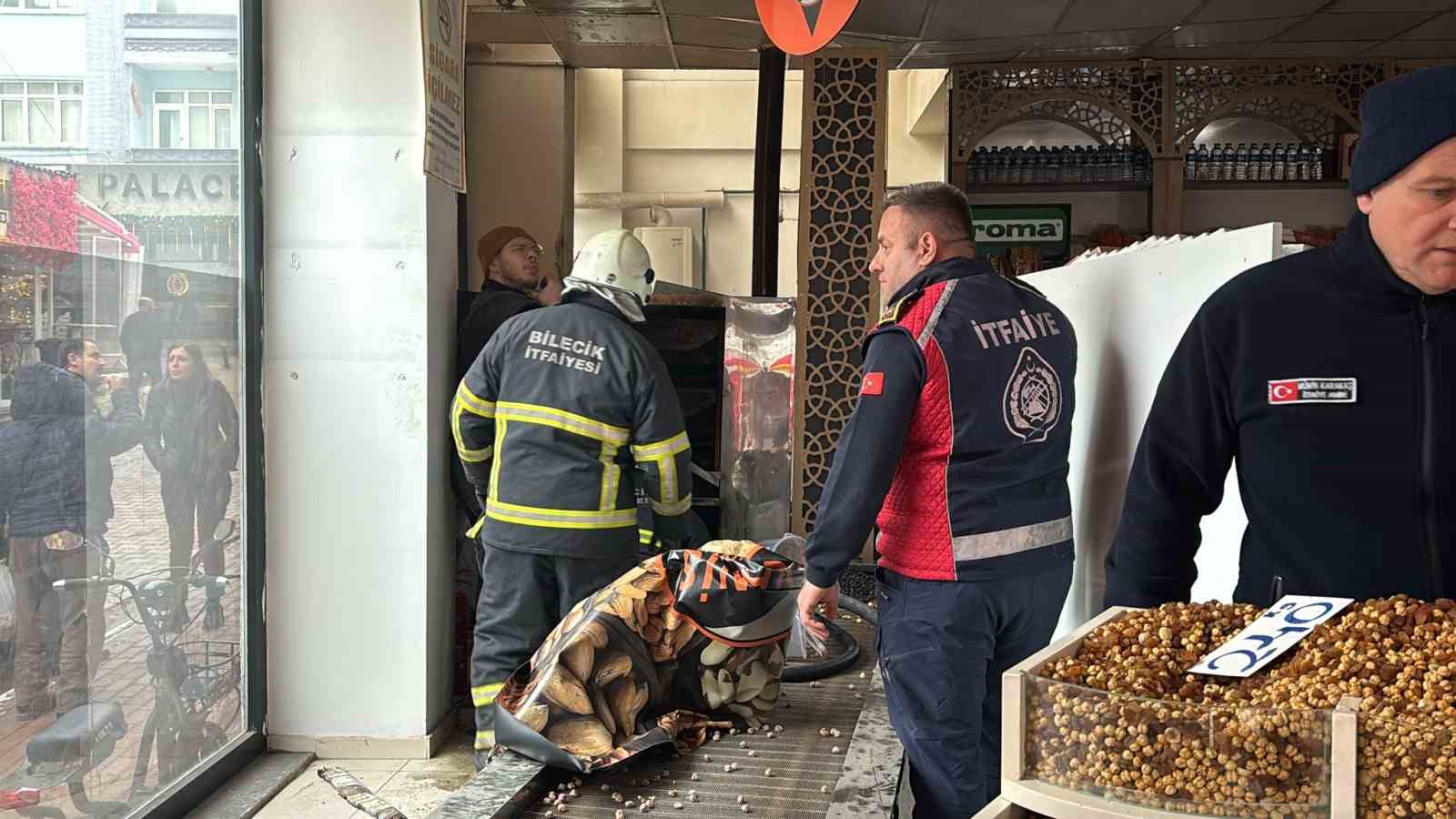 Bilecik’te bir kuruyemişçi dükkanında yangın çıktı