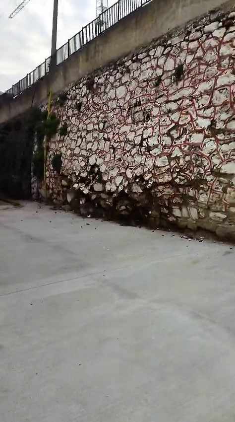 Kocaeli’de 10 metrelik istinat duvarı okul bahçesine devrildi