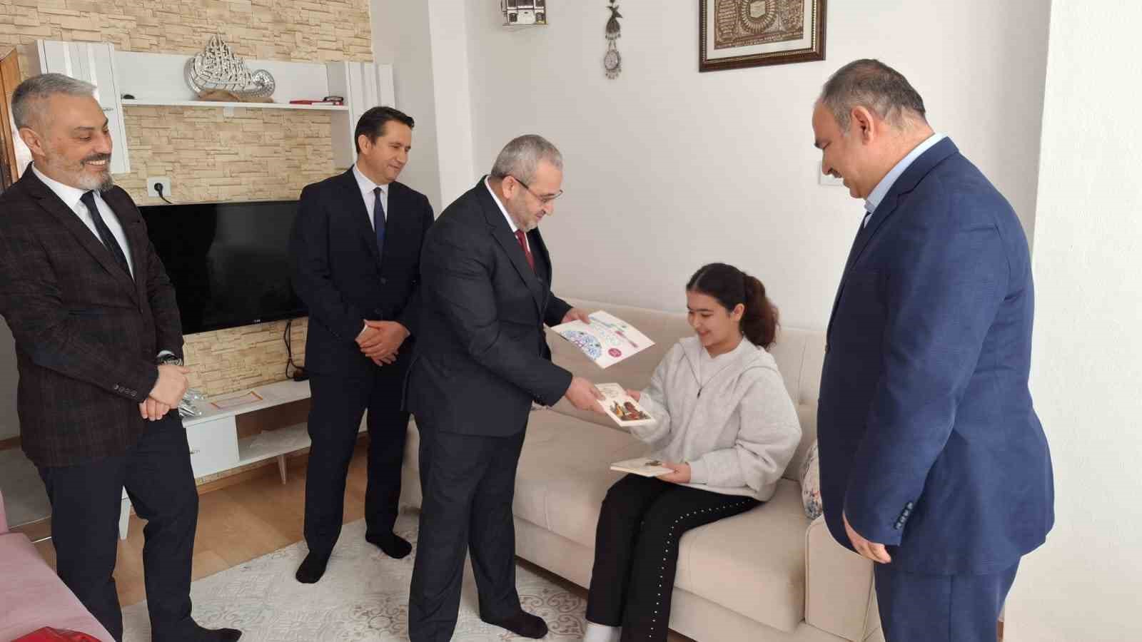 Çorum’da evde eğitim gören öğrencinin karnesini milli eğitim müdürü verdi