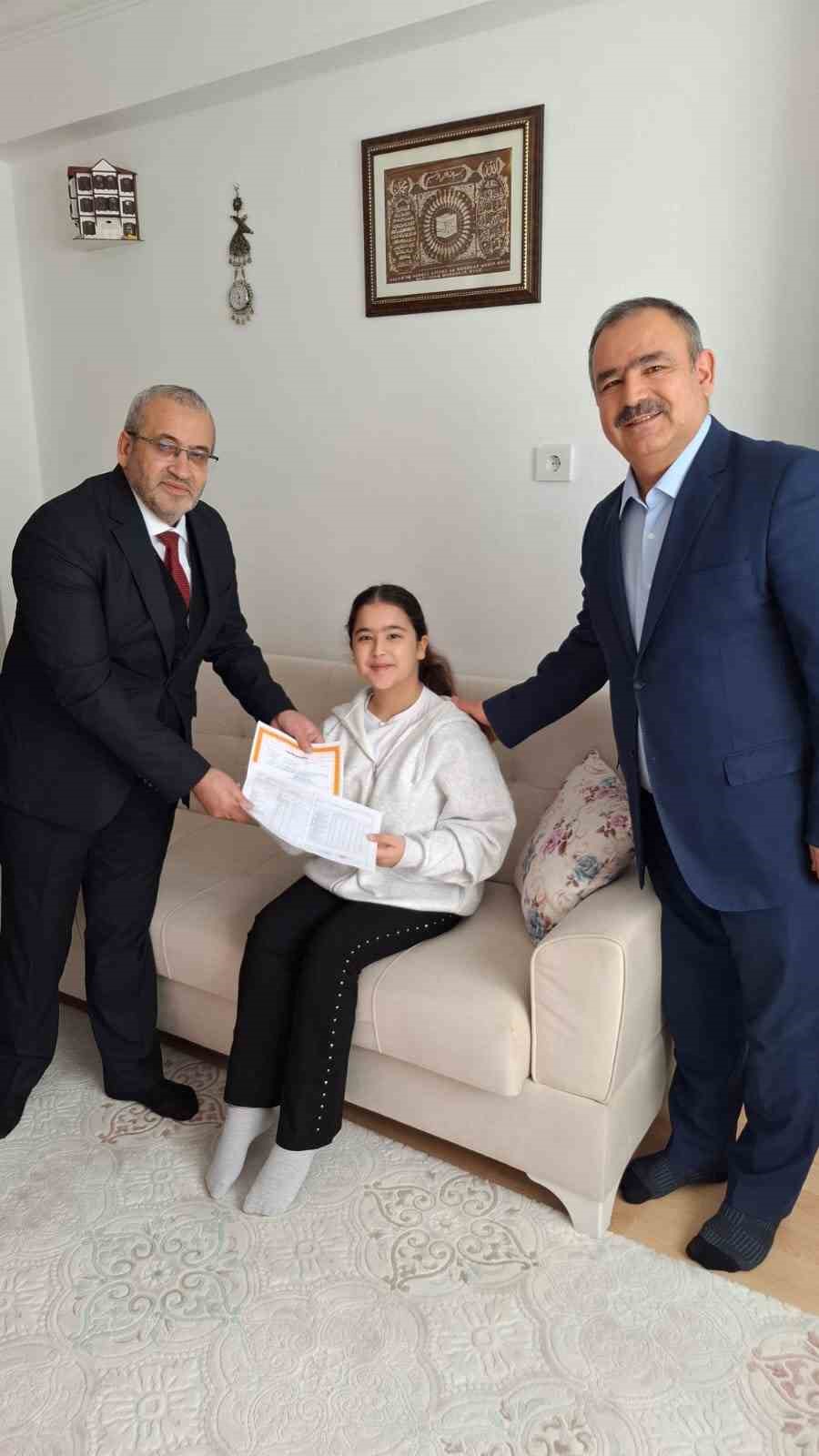 Çorum’da evde eğitim gören öğrencinin karnesini milli eğitim müdürü verdi