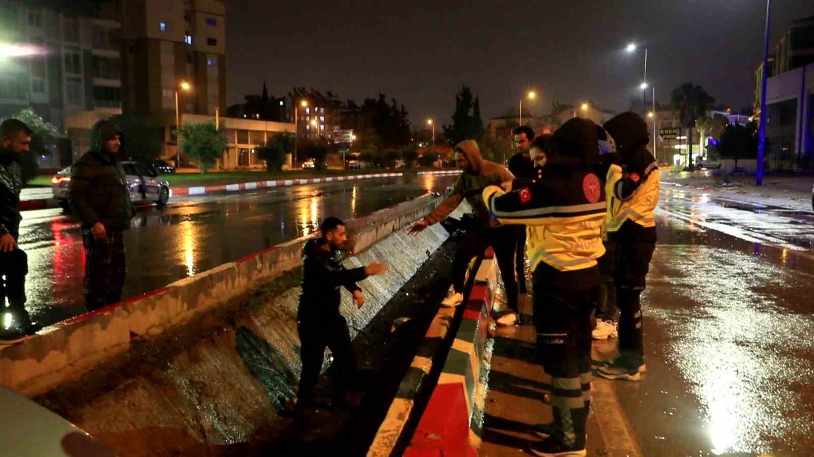 Kanala uçan otomobilin sürücüsü kazayı yara almadan atlattı