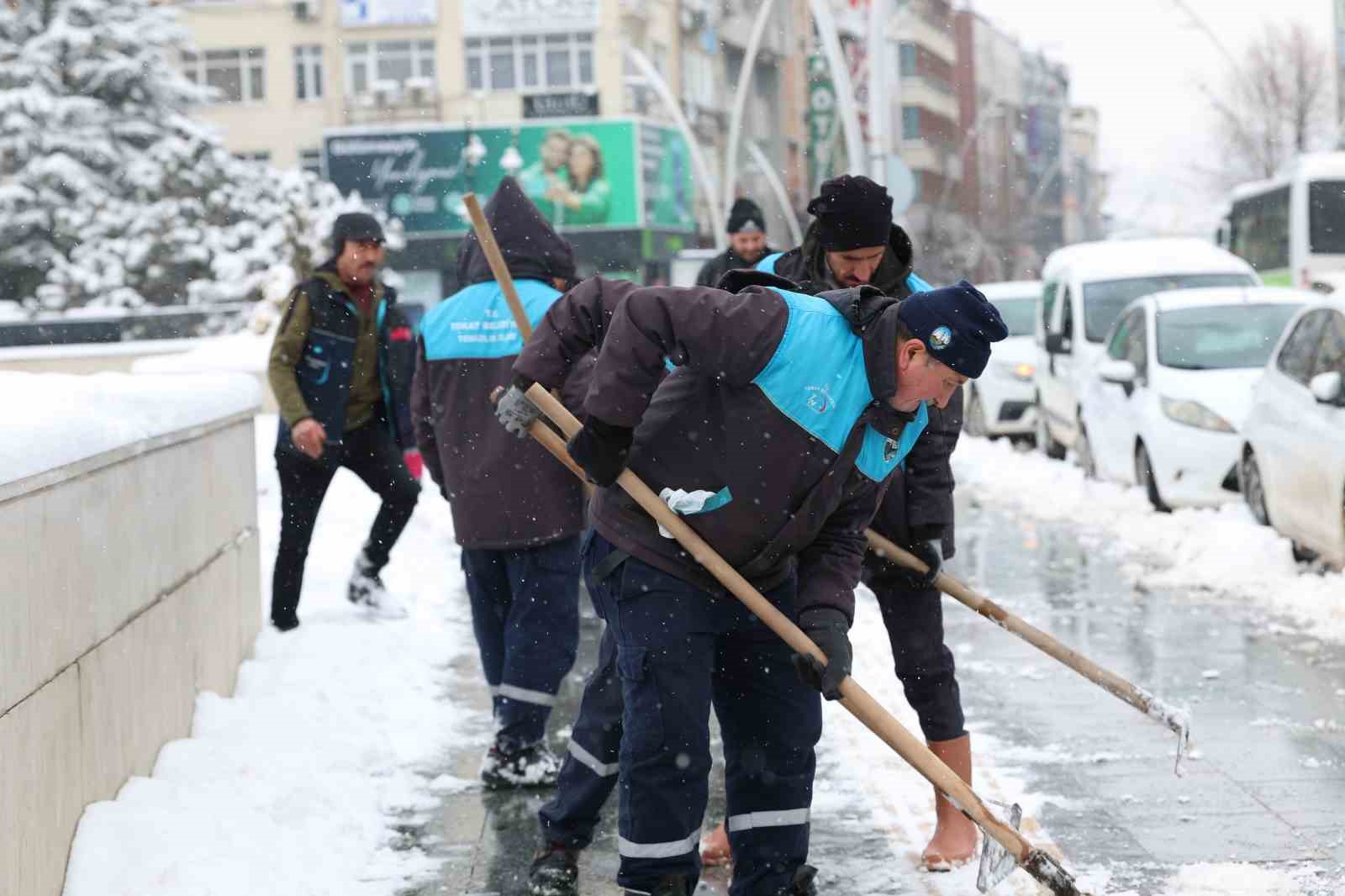 Tokat Belediyesi yoğun kar yağışına karşı tam kadro 7/24 sahada