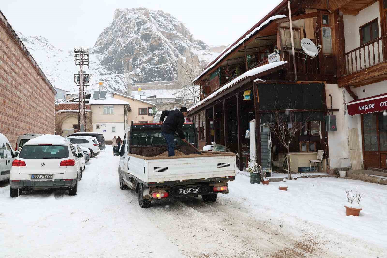 Tokat Belediyesi yoğun kar yağışına karşı tam kadro 7/24 sahada