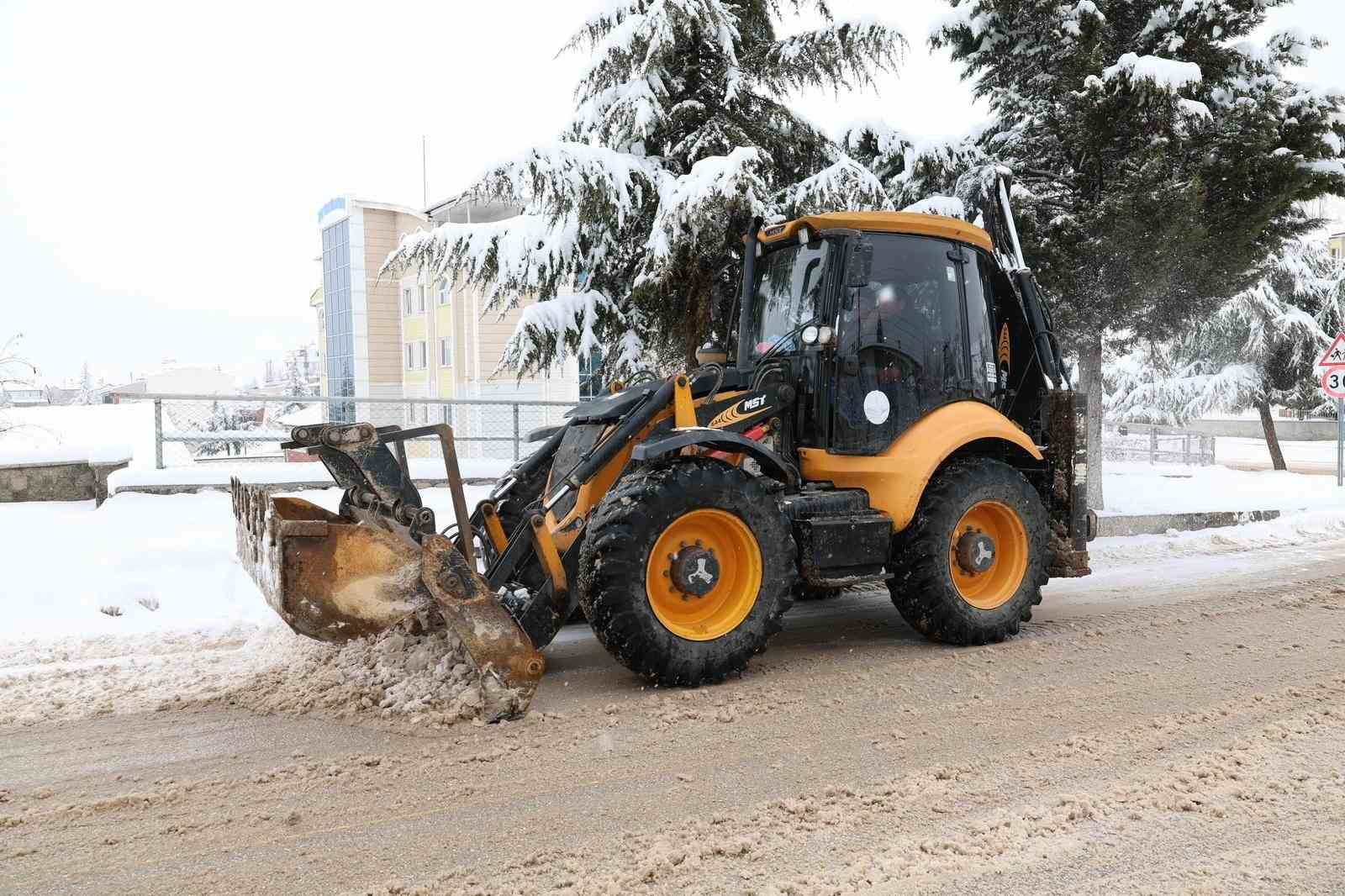 Tokat Belediyesi yoğun kar yağışına karşı tam kadro 7/24 sahada