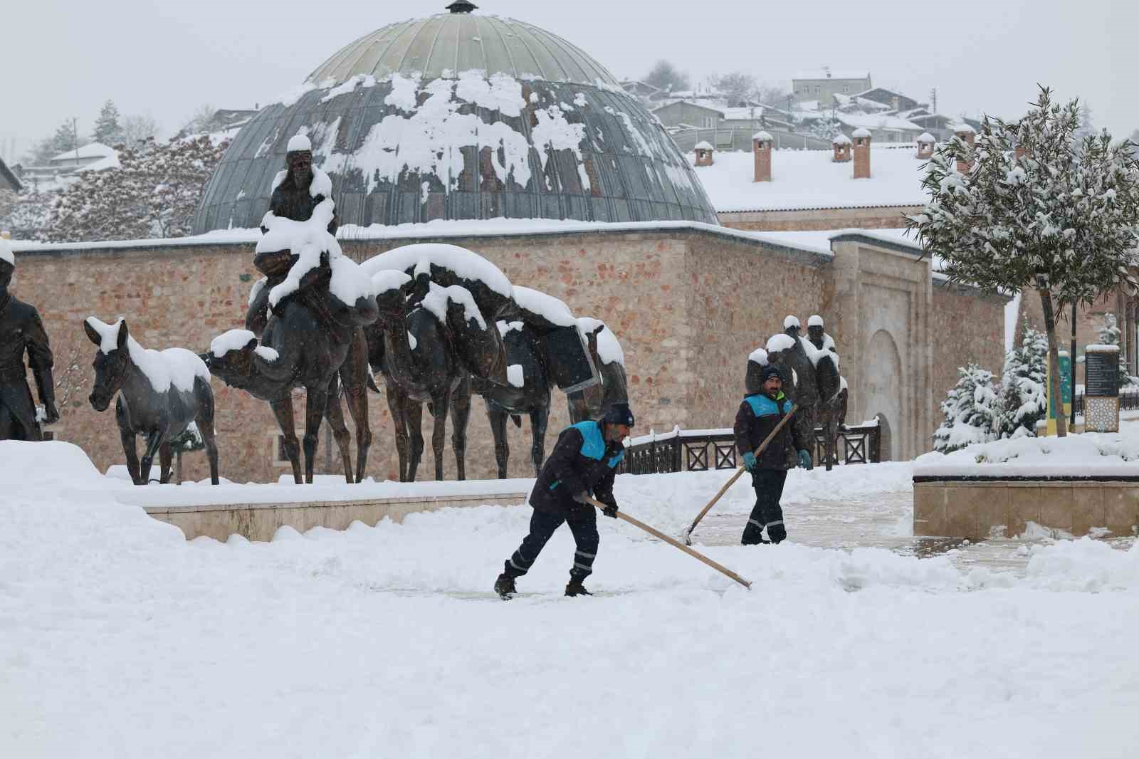Tokat Belediyesi yoğun kar yağışına karşı tam kadro 7/24 sahada