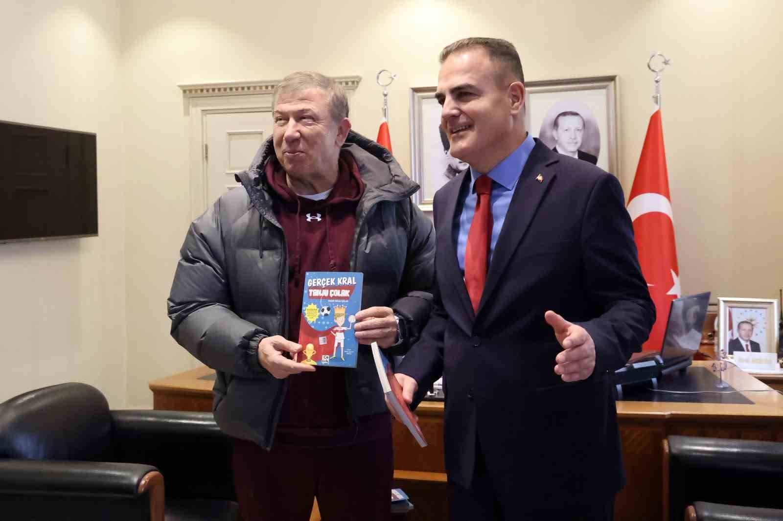 Futbolun efsane ismi Vali Akbıyık’a ‘Gerçek Kral Tanju Çolak’ kitabını hediye etti