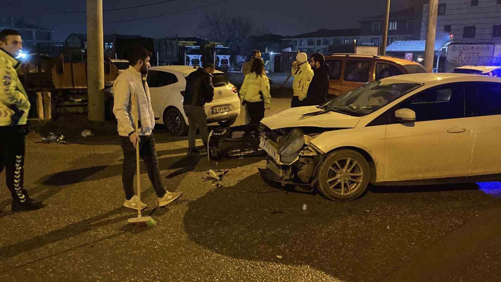 Kaza yapan otomobil savrulup kamyonete çarptı: 2 yaralı