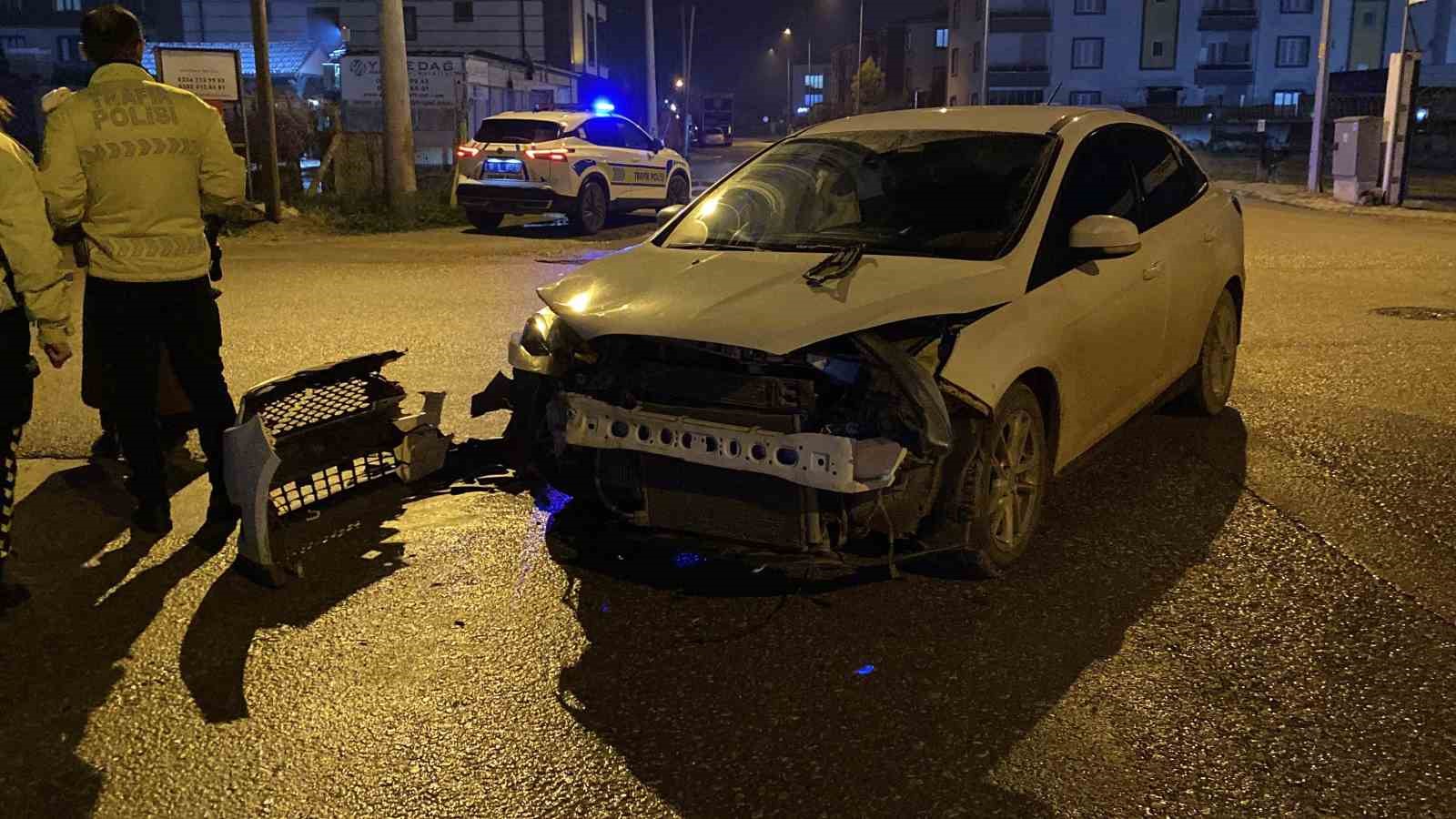 Kaza yapan otomobil savrulup kamyonete çarptı: 2 yaralı