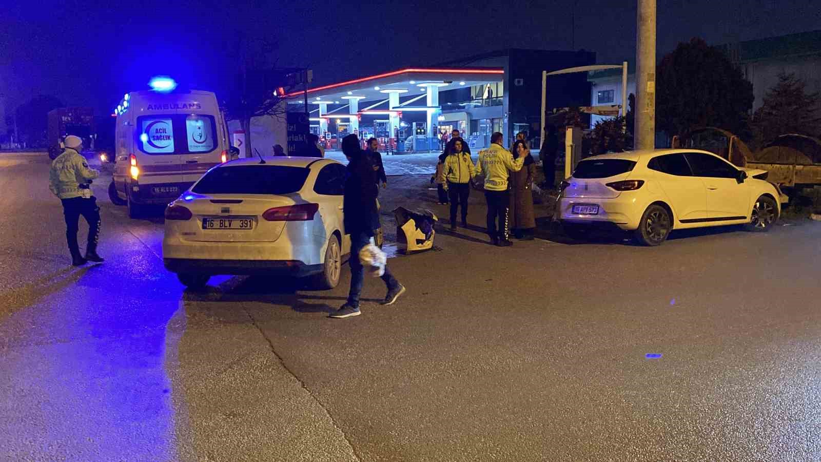 Kaza yapan otomobil savrulup kamyonete çarptı: 2 yaralı