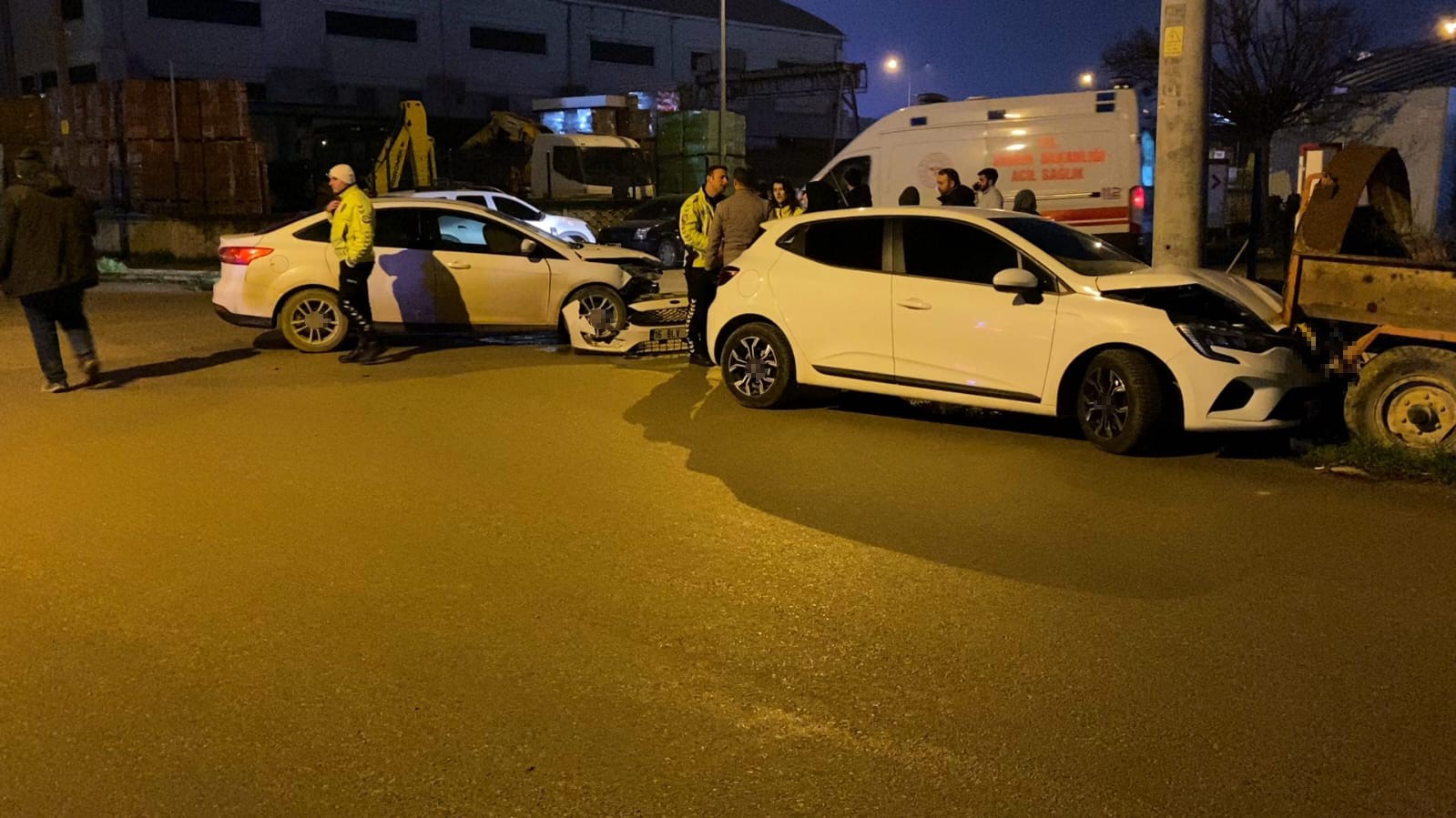 Kaza yapan otomobil savrulup kamyonete çarptı: 2 yaralı