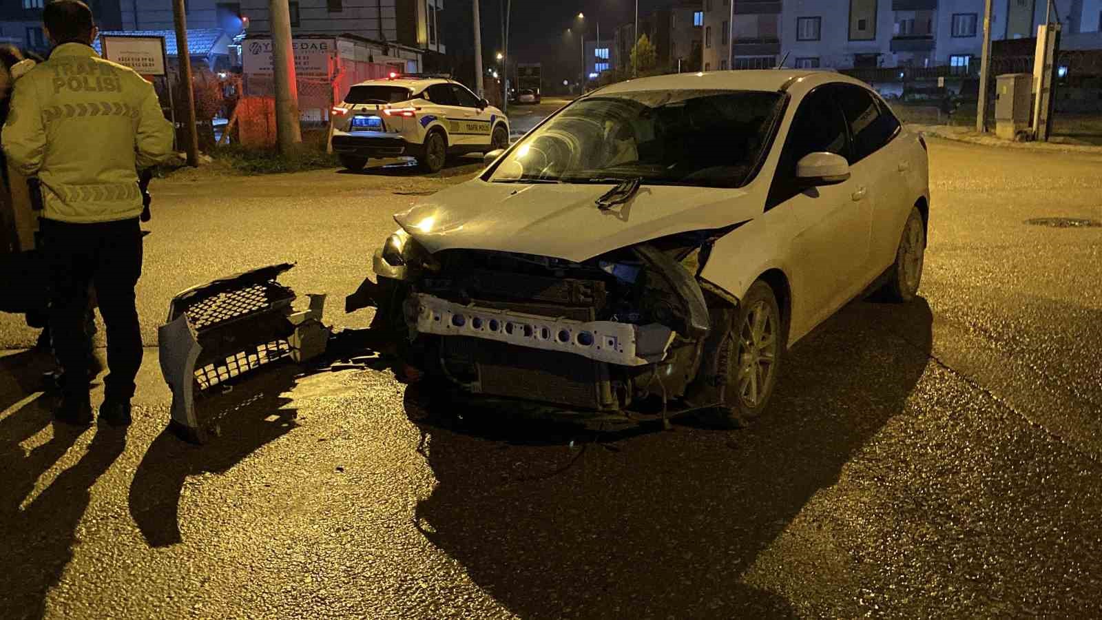 Kaza yapan otomobil savrulup kamyonete çarptı: 2 yaralı