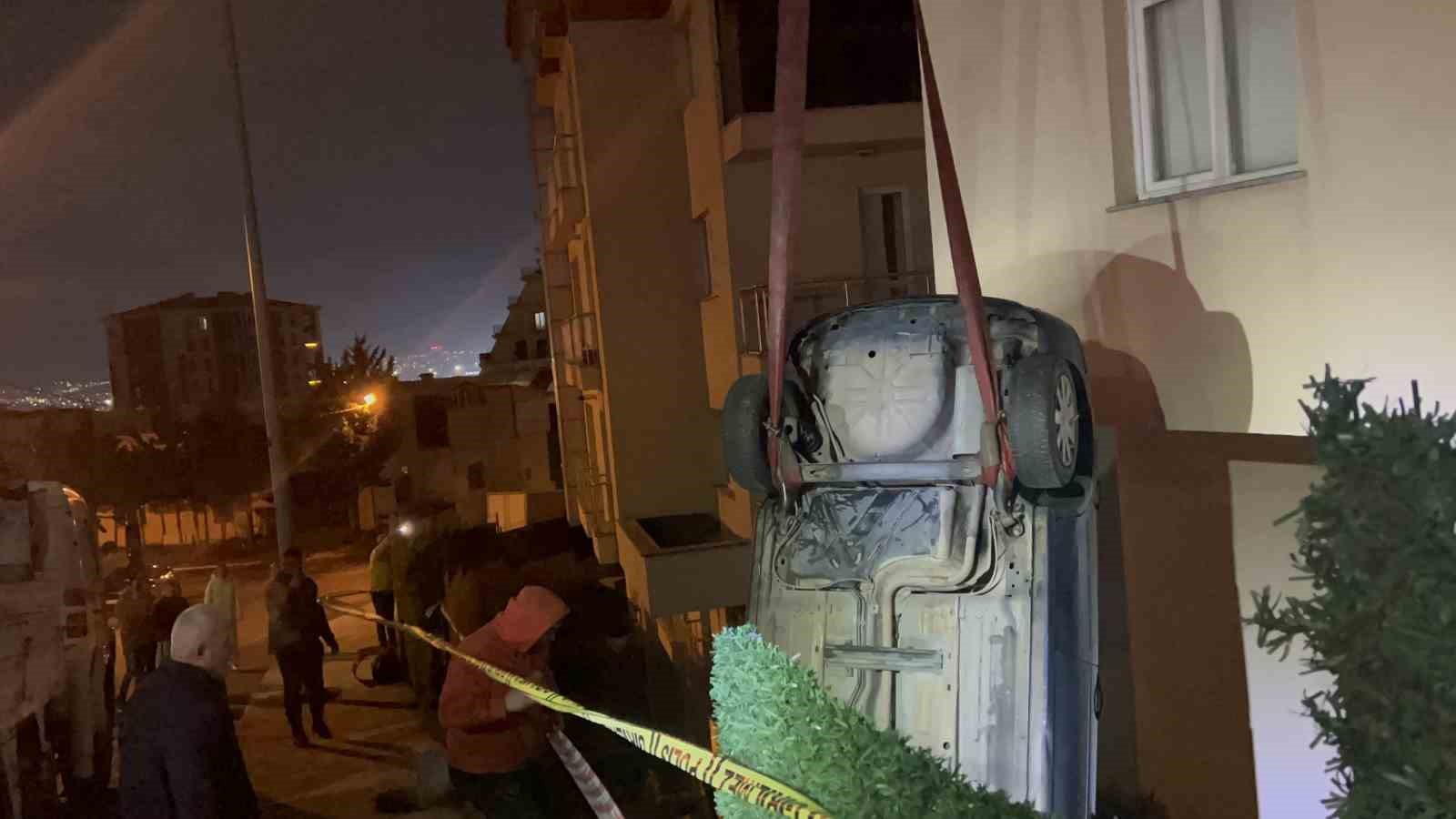 Pendik’te otomobil apartman bahçesine uçtu: 2 yaralı