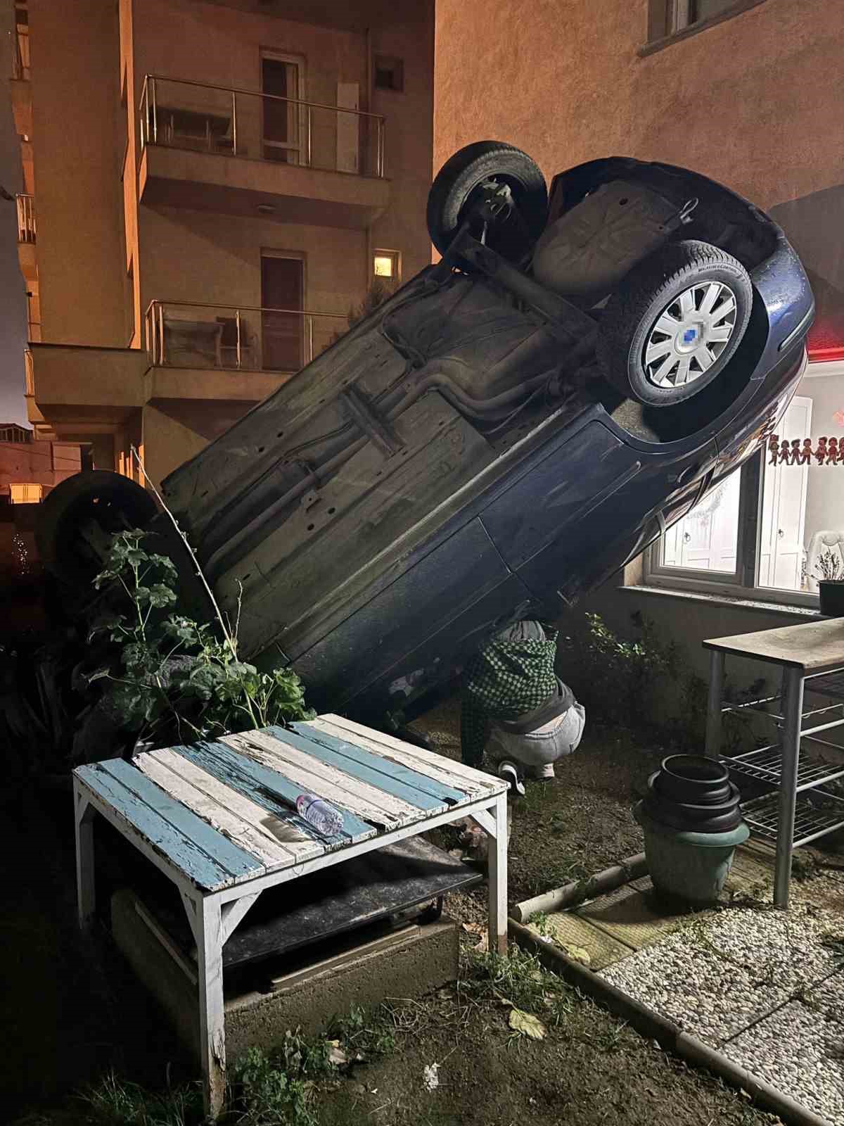 Pendik’te otomobil apartman bahçesine uçtu: 2 yaralı