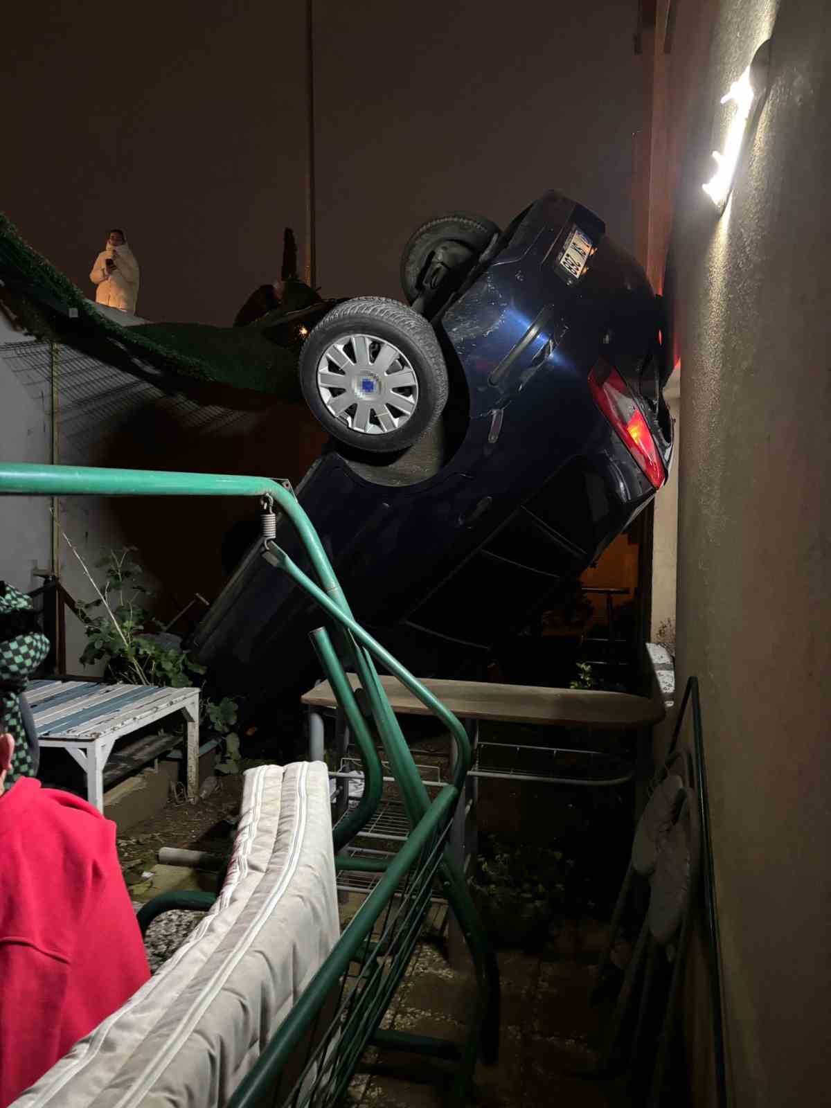 Pendik’te otomobil apartman bahçesine uçtu: 2 yaralı