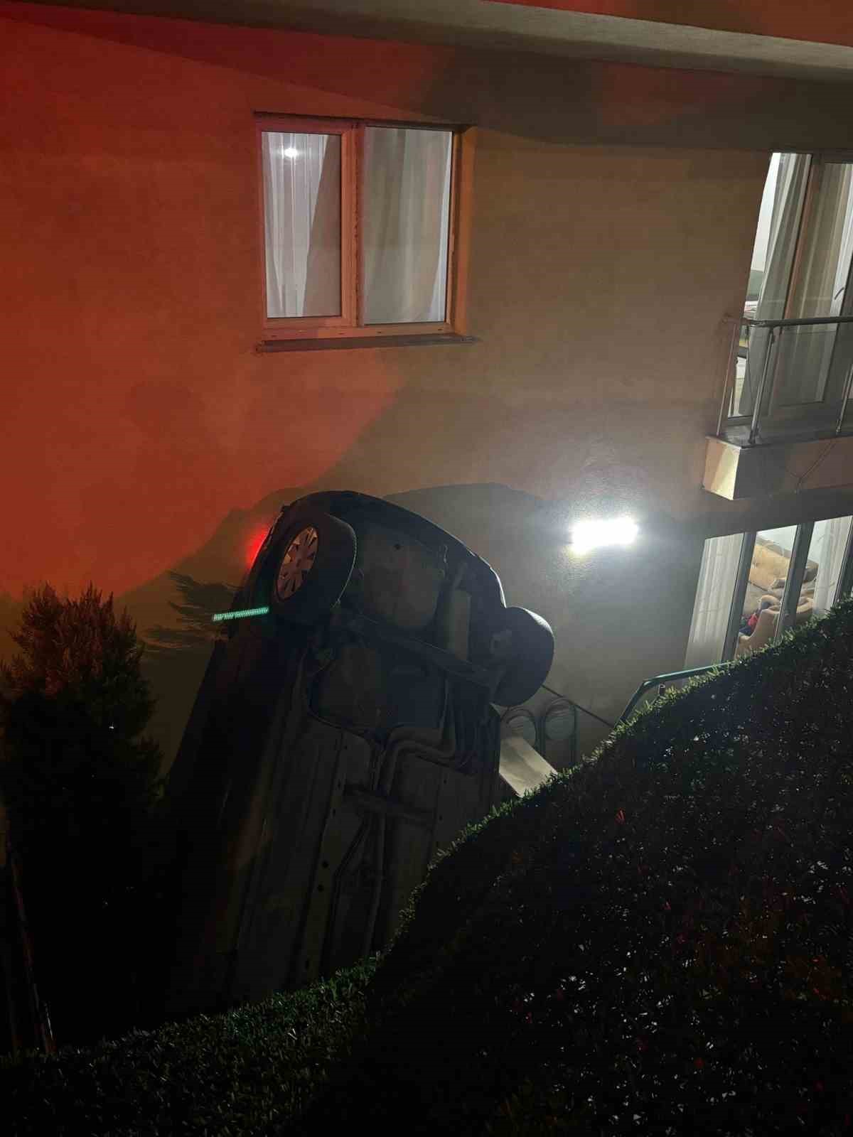 Pendik’te otomobil apartman bahçesine uçtu: 2 yaralı