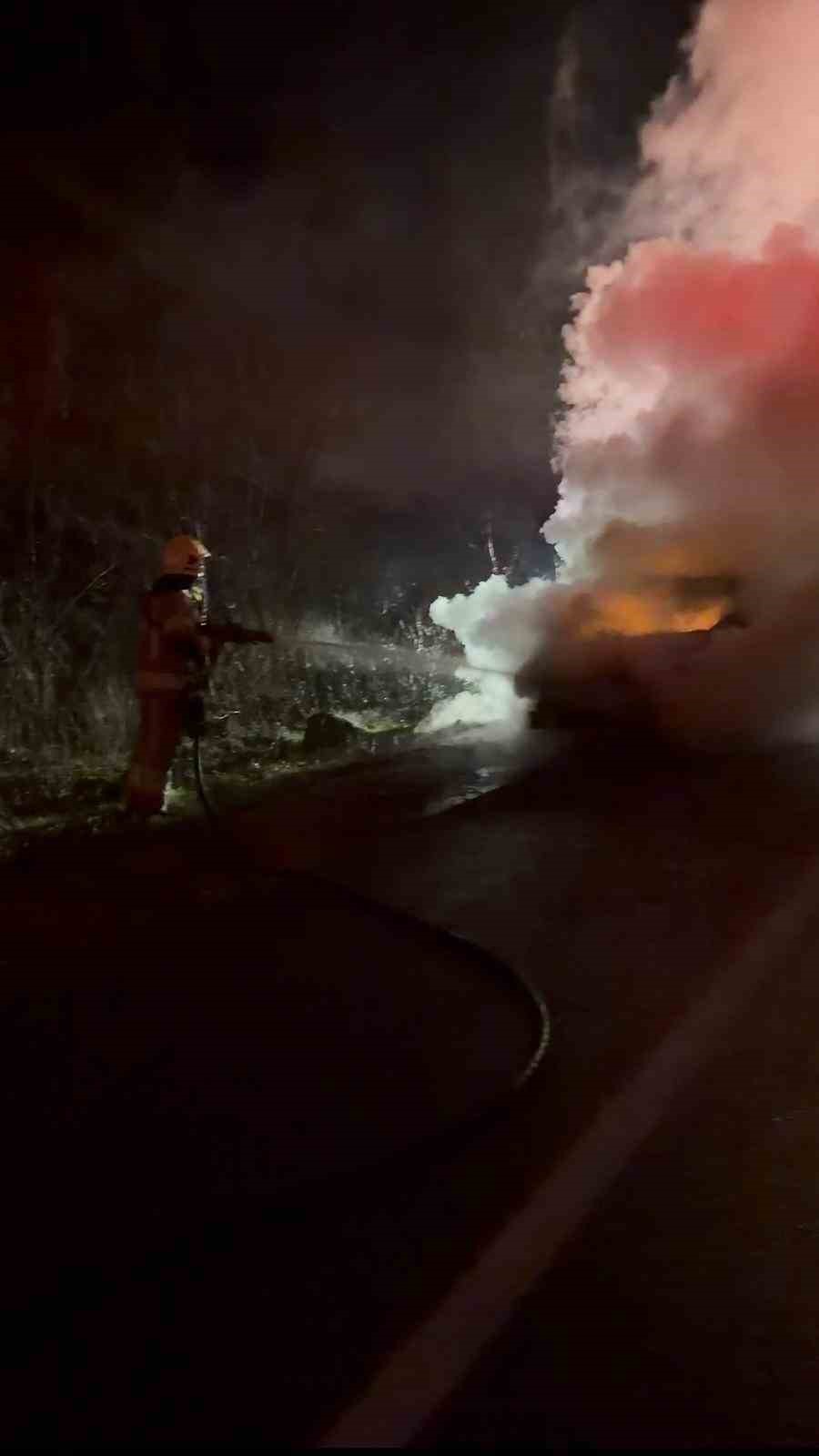Bursa’da seyir halindeki otomobil alev alev yandı