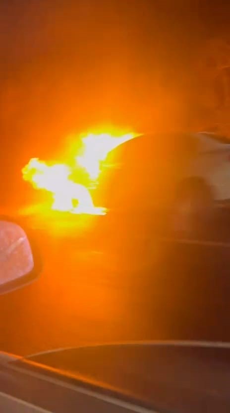 Bursa’da seyir halindeki otomobil alev alev yandı