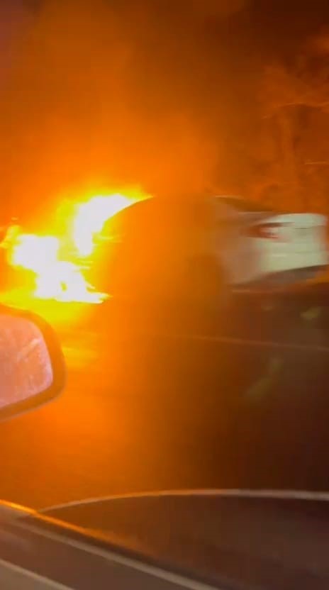 Bursa’da seyir halindeki otomobil alev alev yandı