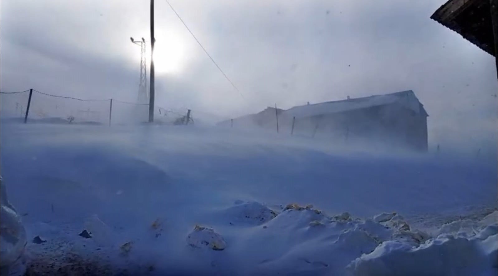 Başkale’de kar yağışı başladı