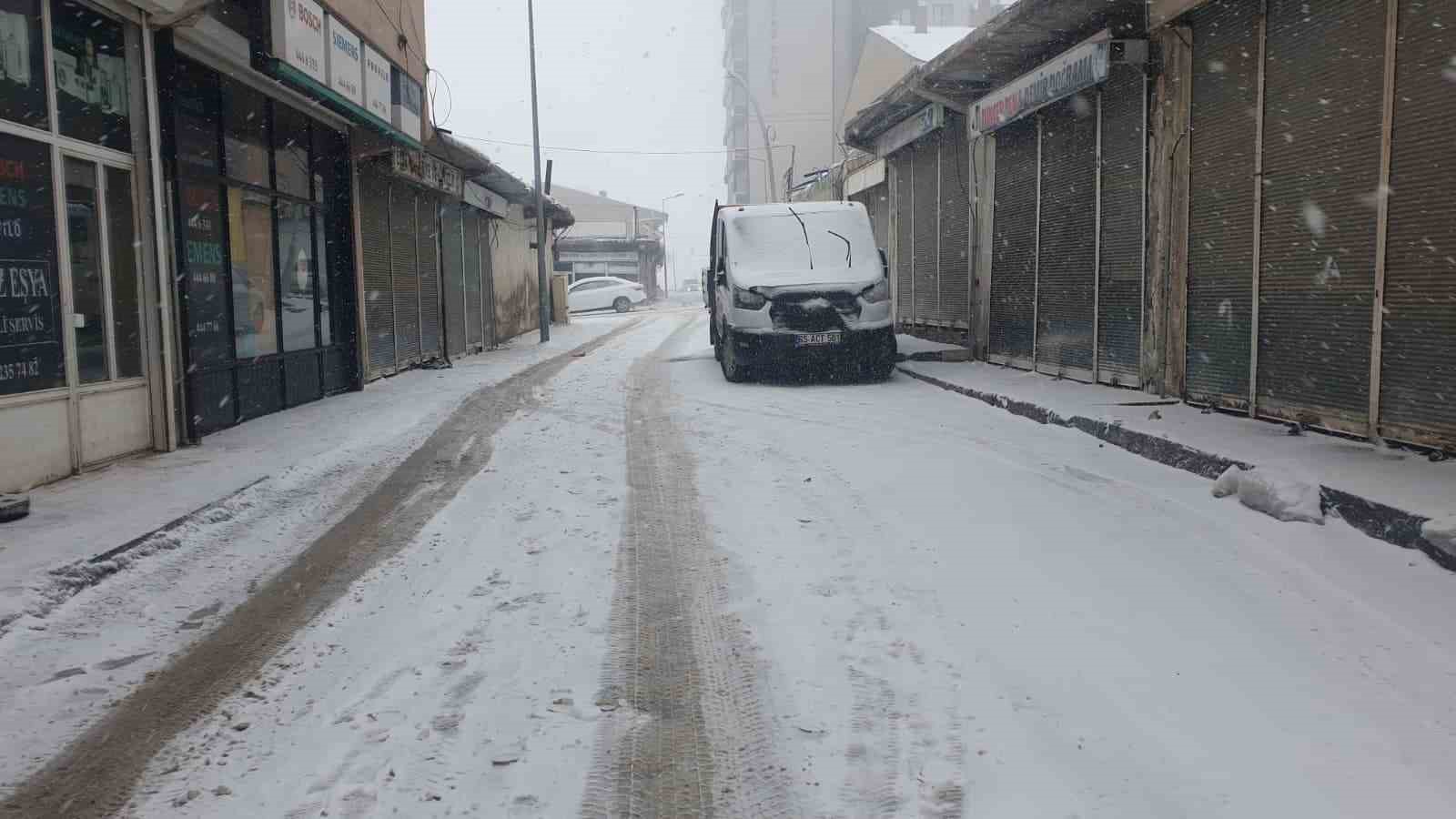 Başkale’de kar yağışı başladı