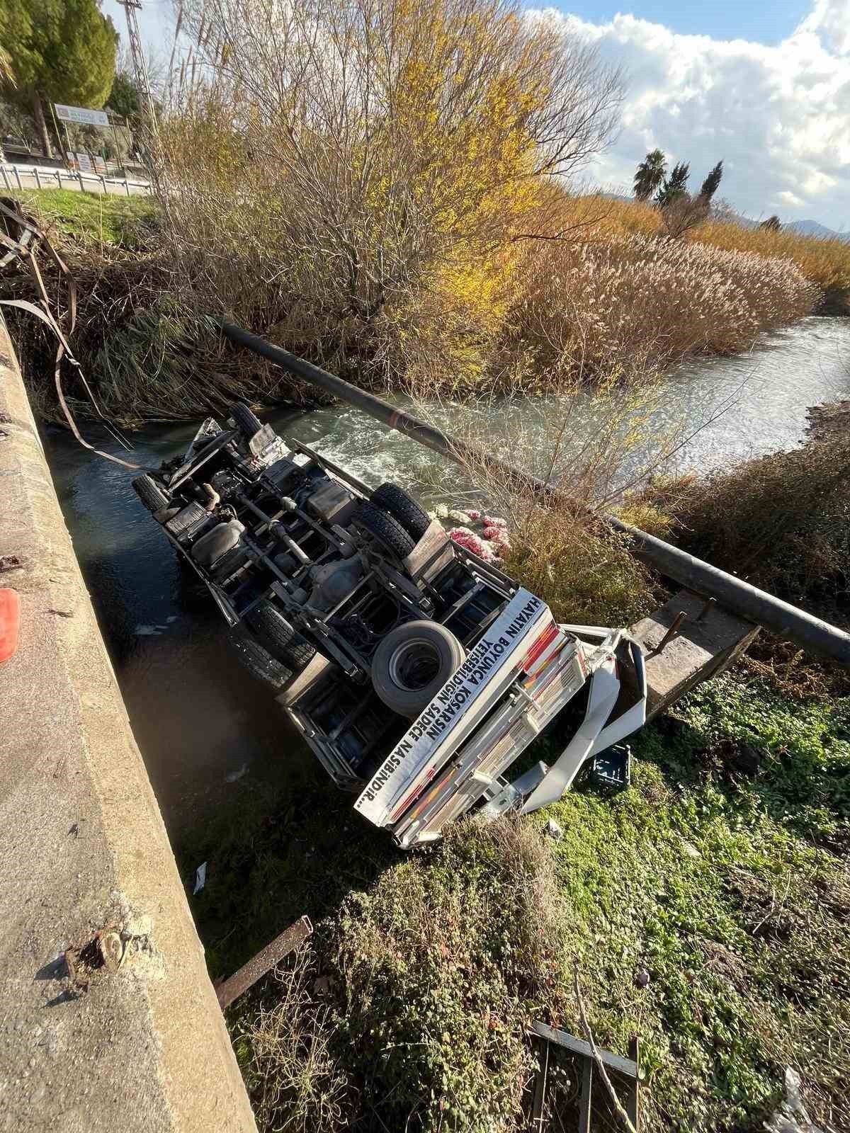 Osmaniye’de turp yüklü kamyon dereye devrildi
