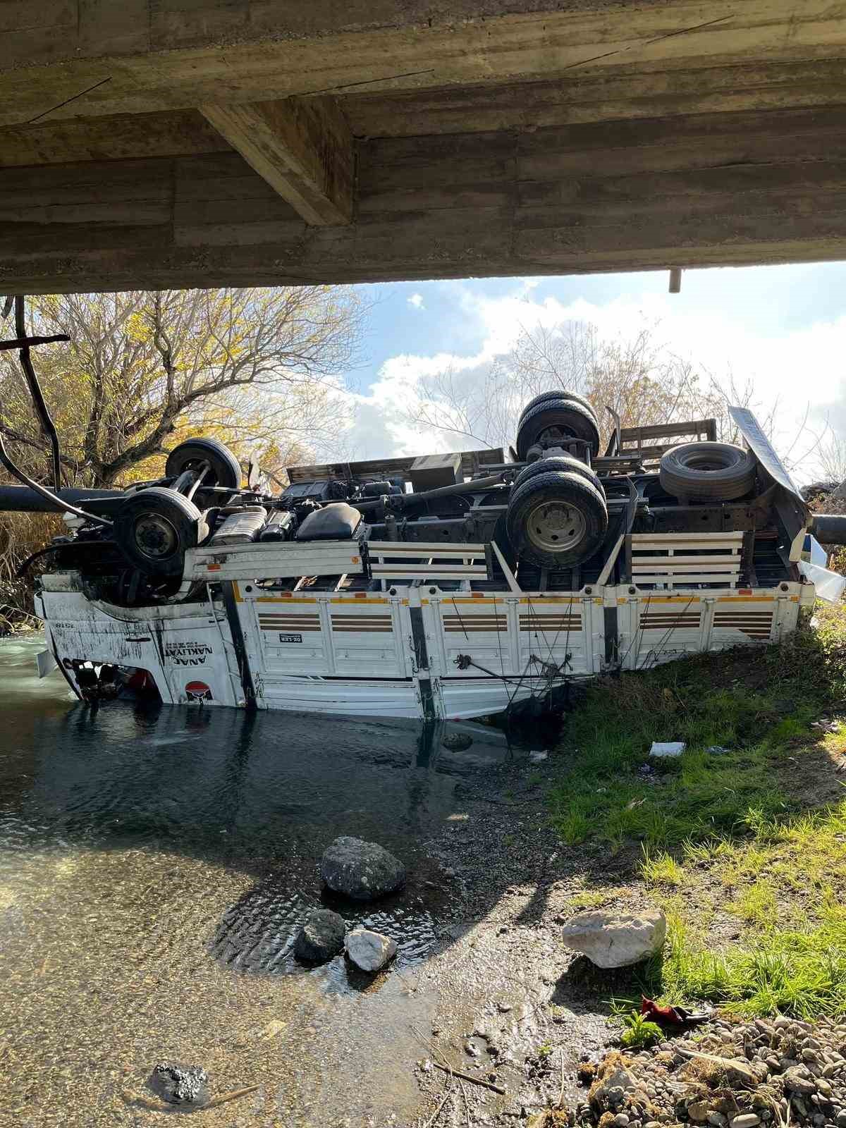Osmaniye’de turp yüklü kamyon dereye devrildi