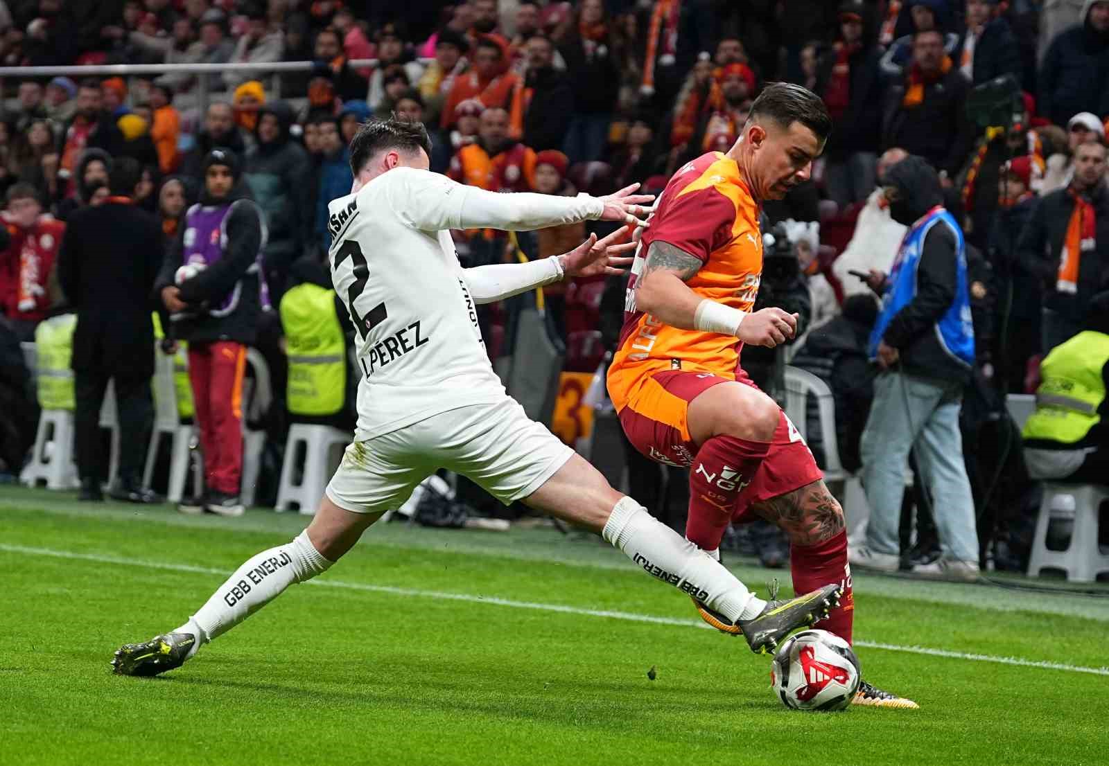 Trendyol Süper Lig: Galatasaray: 0 - Gaziantep FK: 0 (İlk yarı)