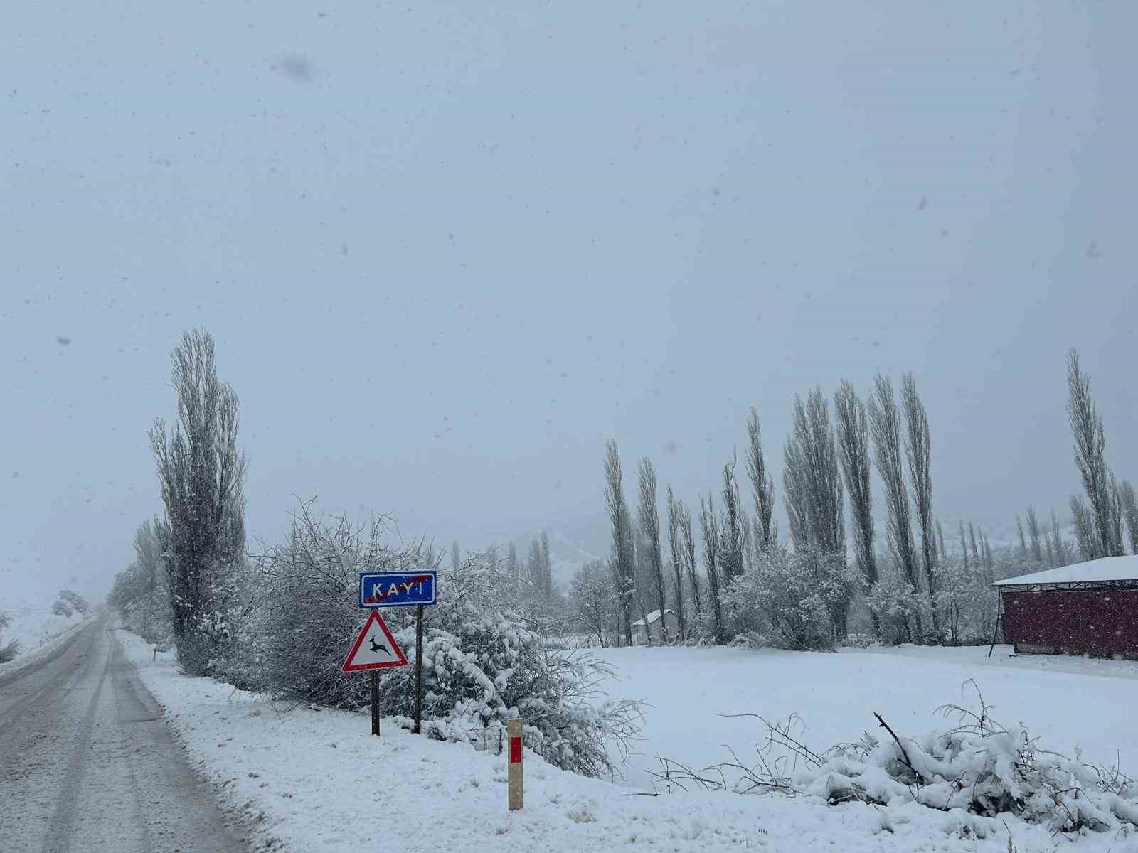Eskişehir’de kar kalınlığı 25 santimetreyi geçti, yollar kapandı