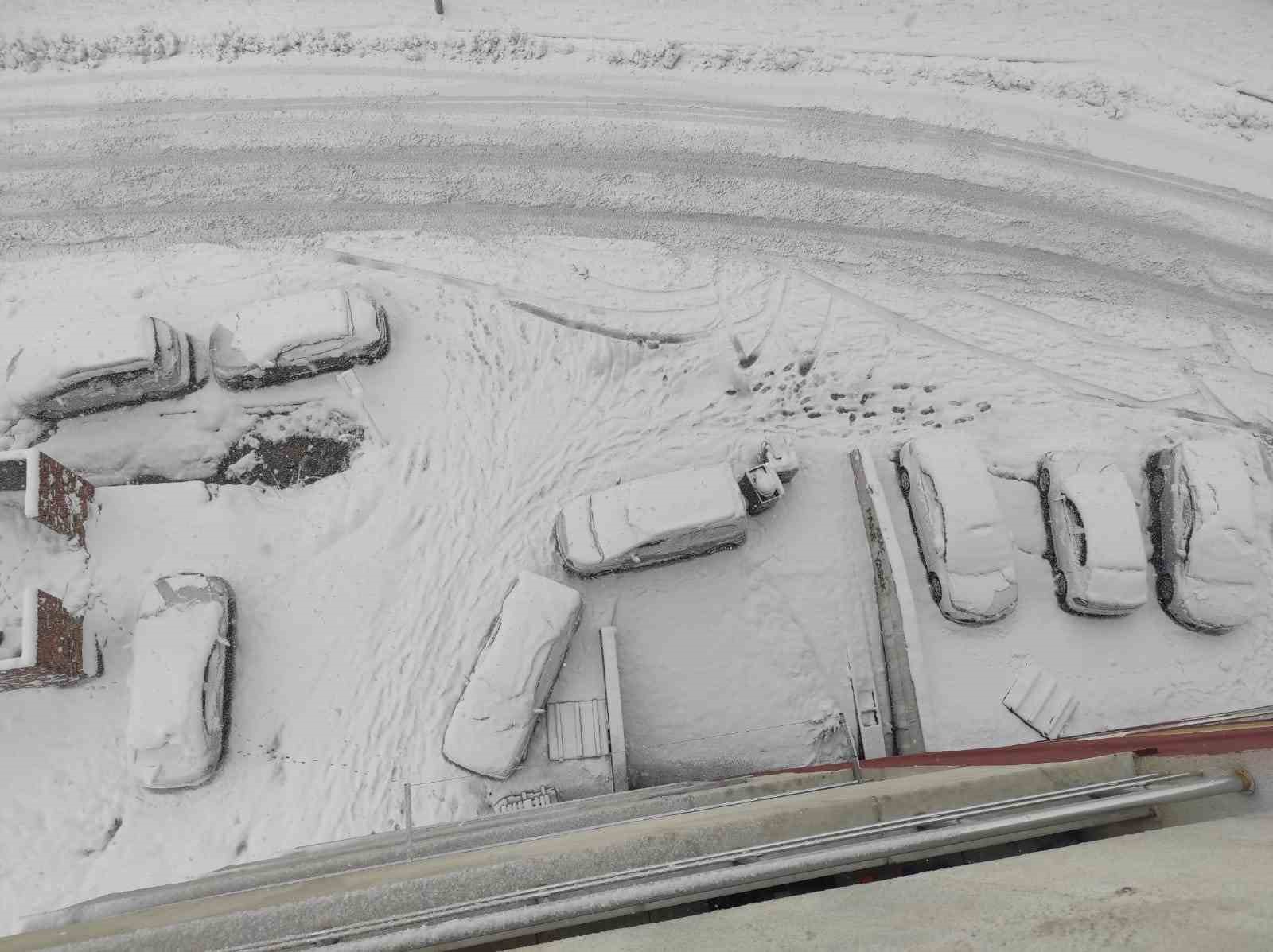 Sason’da yoğun kar yağışı hayatı olumsuz etkiliyor