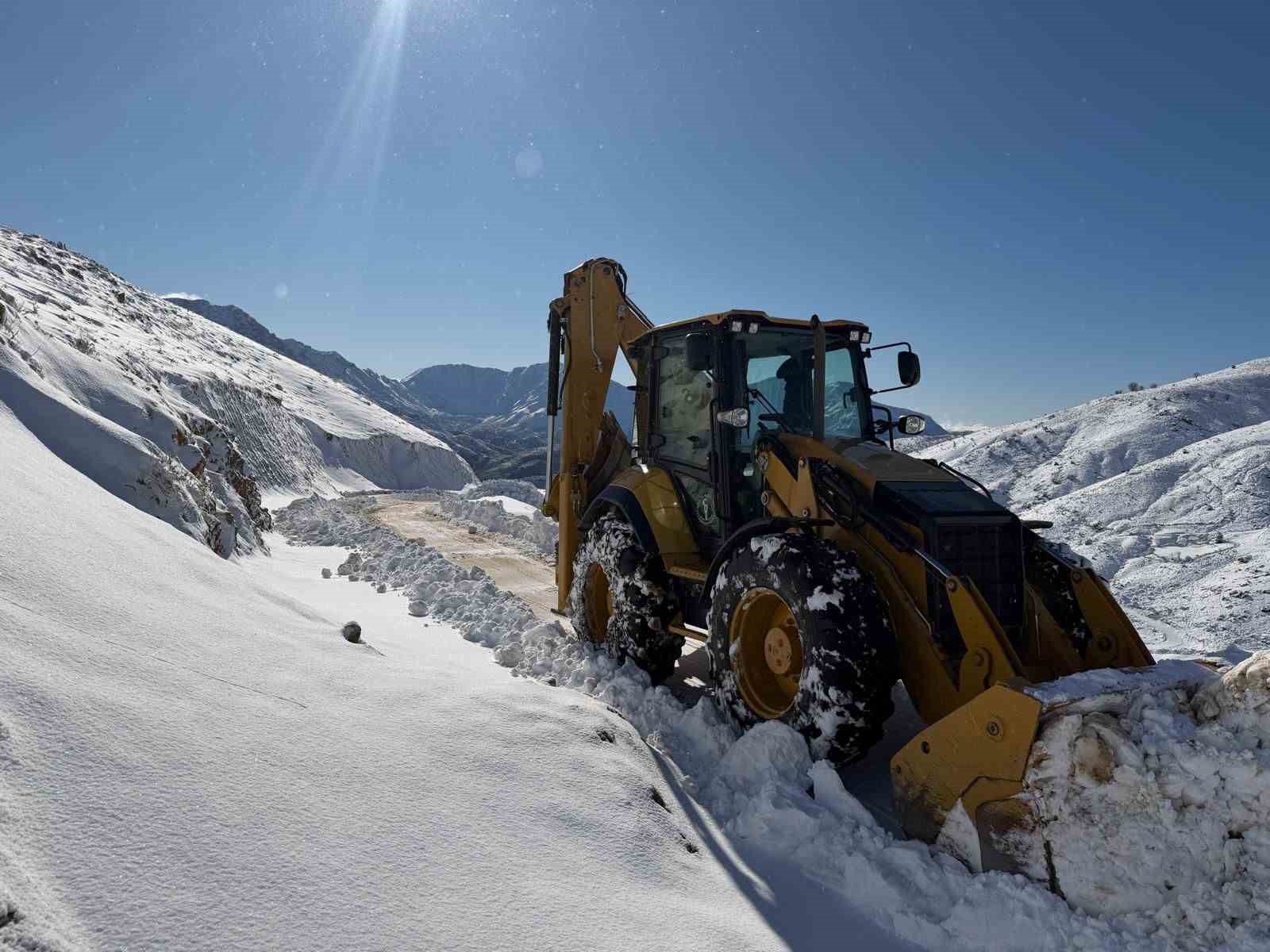 Sason’da yoğun kar yağışı hayatı olumsuz etkiliyor