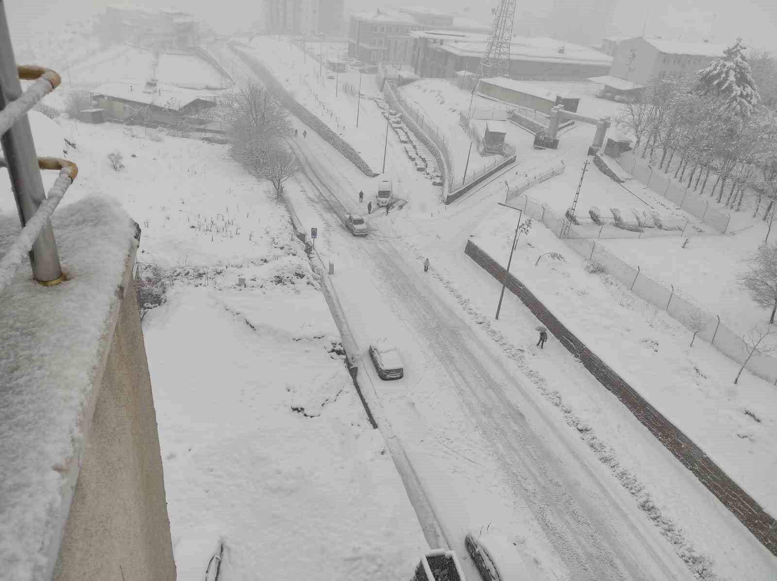 Sason’da yoğun kar yağışı hayatı olumsuz etkiliyor