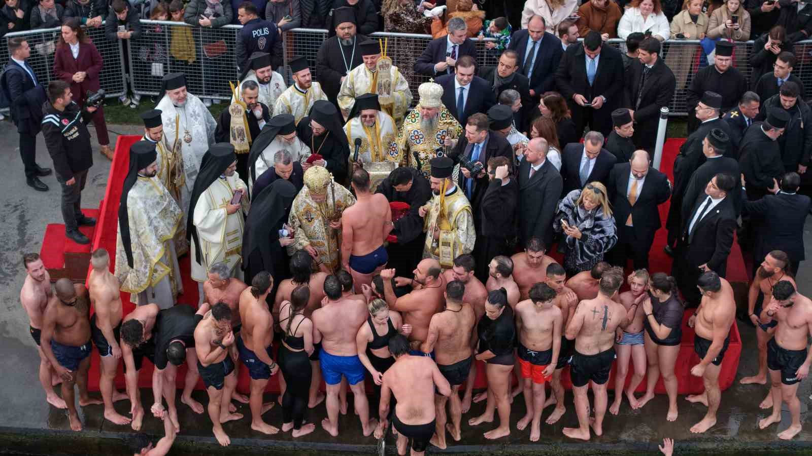 Haliç’te denizden haç çıkarma töreni gerçekleştirildi