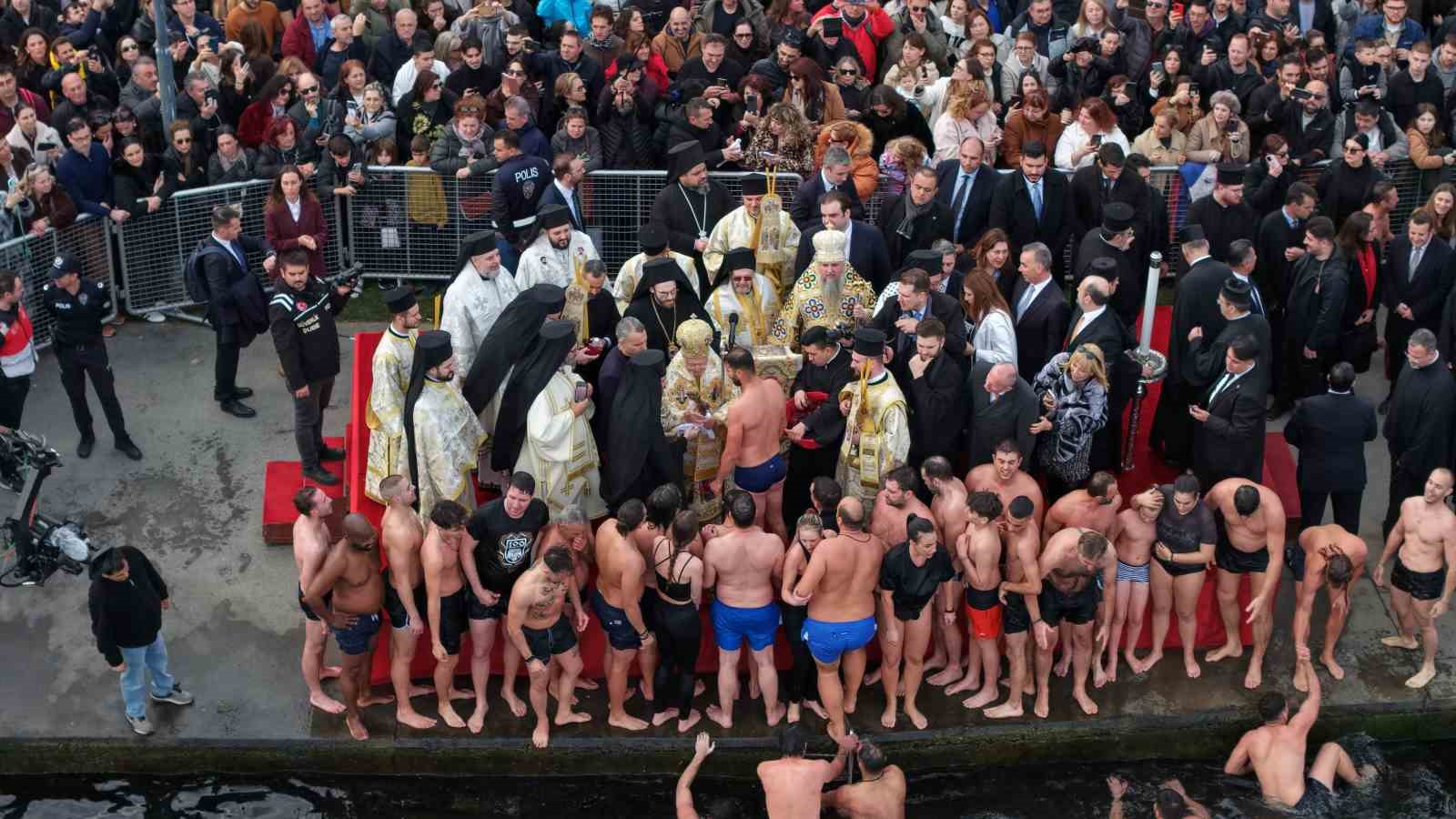 Haliç’te denizden haç çıkarma töreni gerçekleştirildi