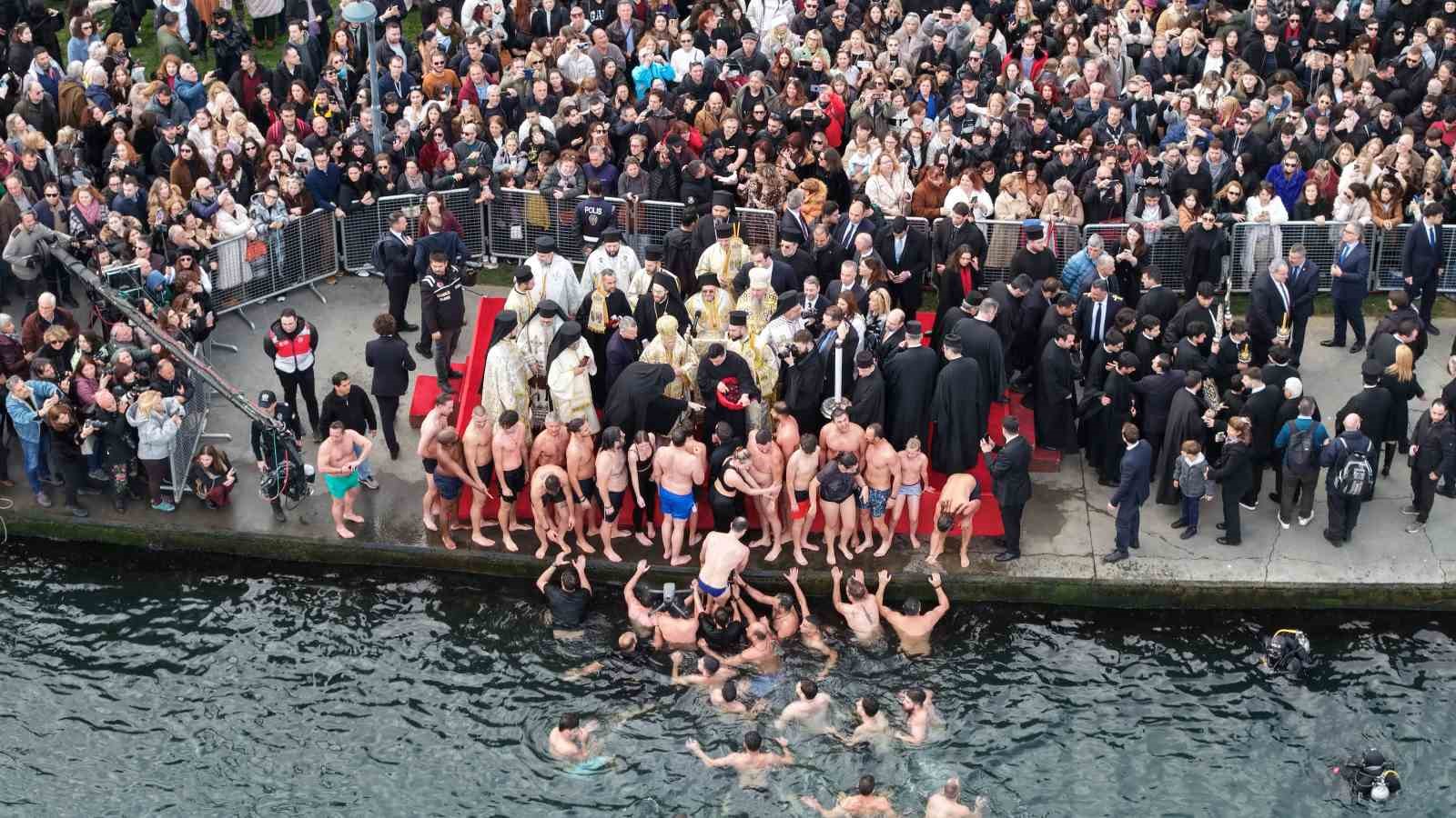 Haliç’te denizden haç çıkarma töreni gerçekleştirildi