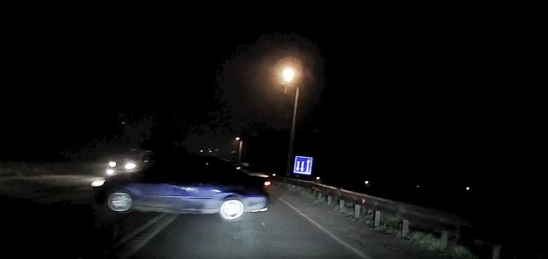 Tekirdağ’da otomobil bir anda kayarak savruldu: Kazanın kıl payı atlatıldığı anlar kamerada