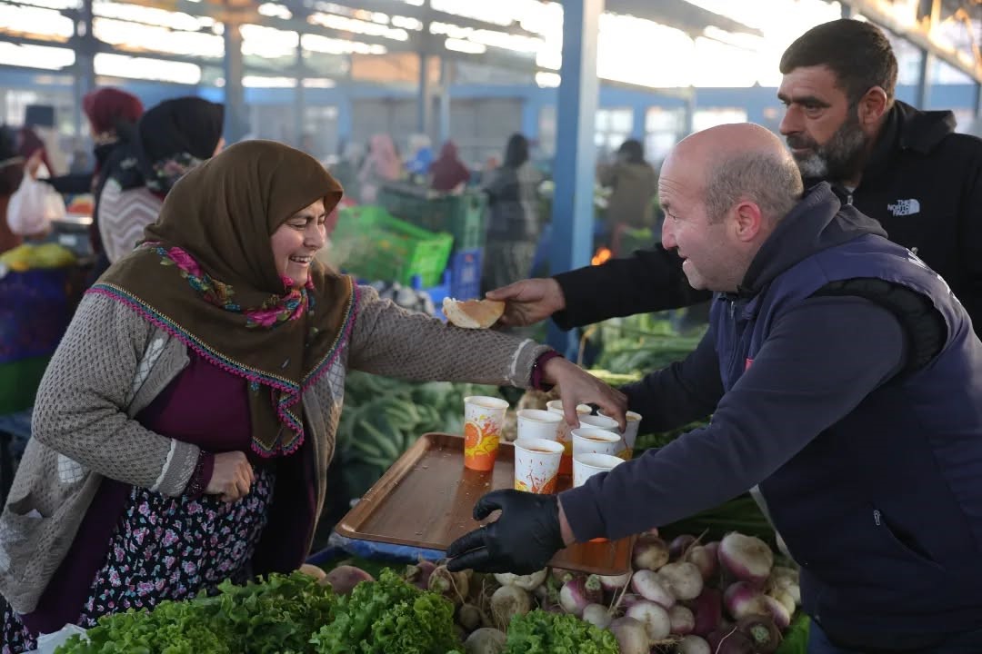 Başkan Kaya’dan Acarlar Pazarı’nda esnaf ve vatandaşlara sıcak çorba