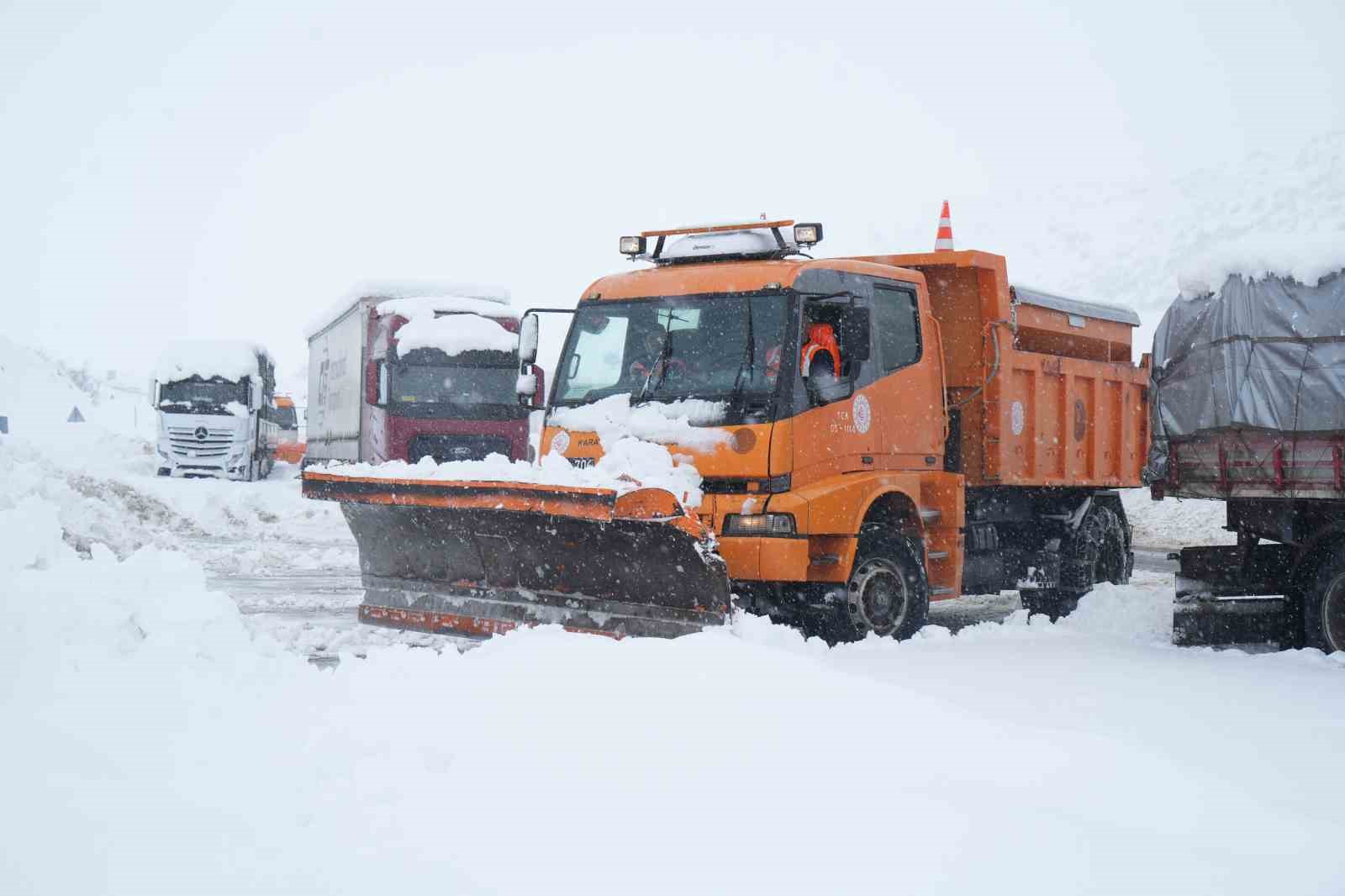 Muş-Bingöl kara yolunda kar engeli: 60 araç ve 140 kişi kurtarıldı