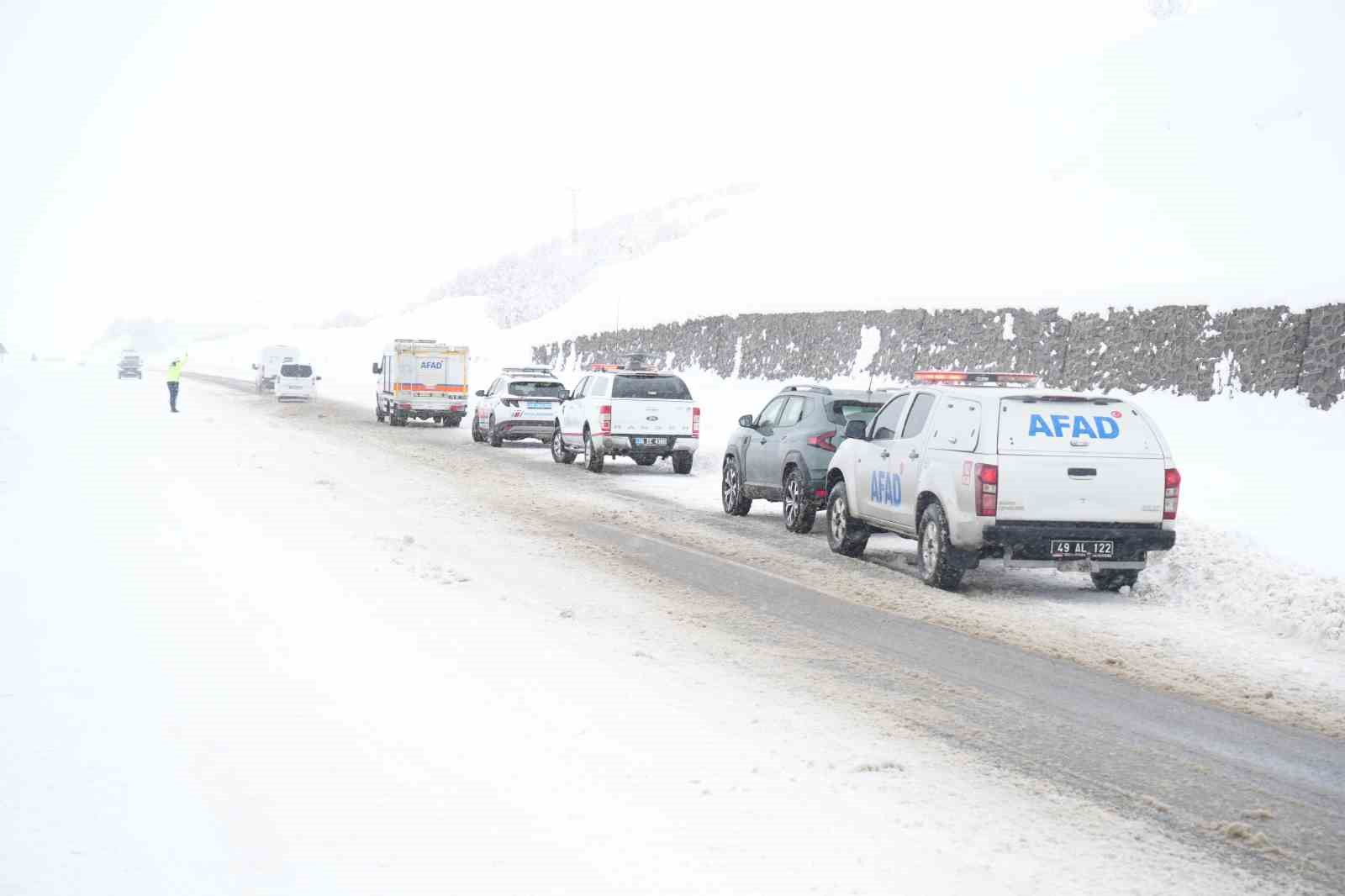 Muş-Bingöl kara yolunda kar engeli: 60 araç ve 140 kişi kurtarıldı