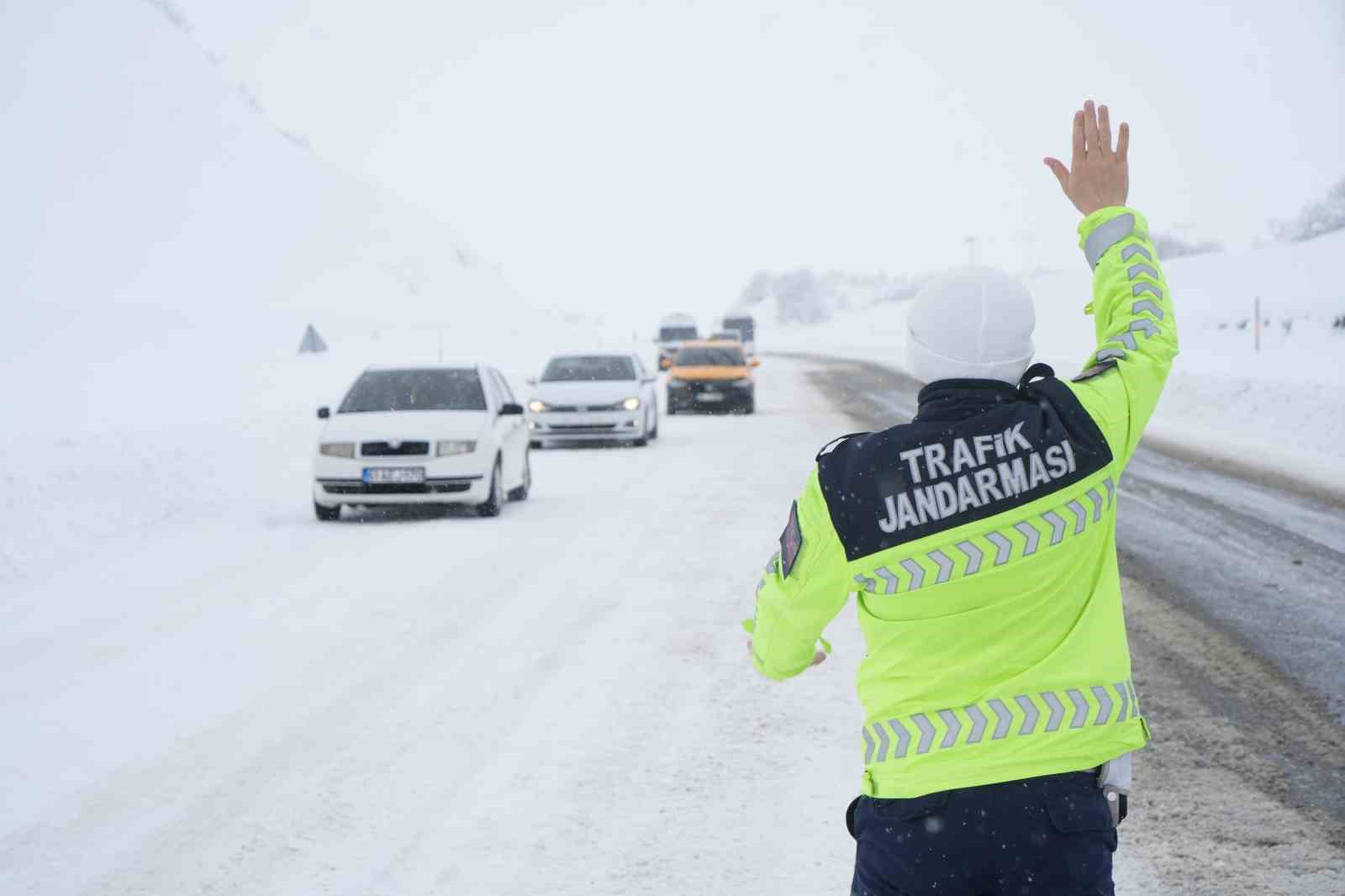 Muş-Bingöl kara yolunda kar engeli: 60 araç ve 140 kişi kurtarıldı