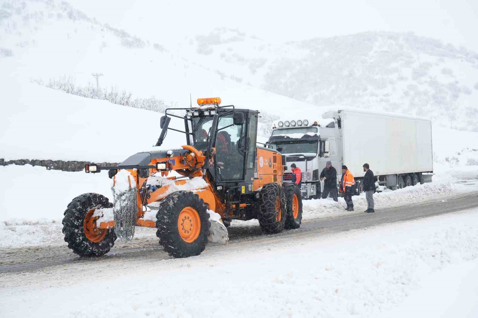Muş-Bingöl kara yolunda kar engeli: 60 araç ve 140 kişi kurtarıldı