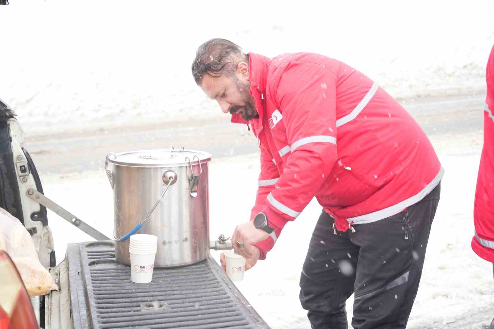 Muş-Bingöl kara yolunda kar engeli: 60 araç ve 140 kişi kurtarıldı