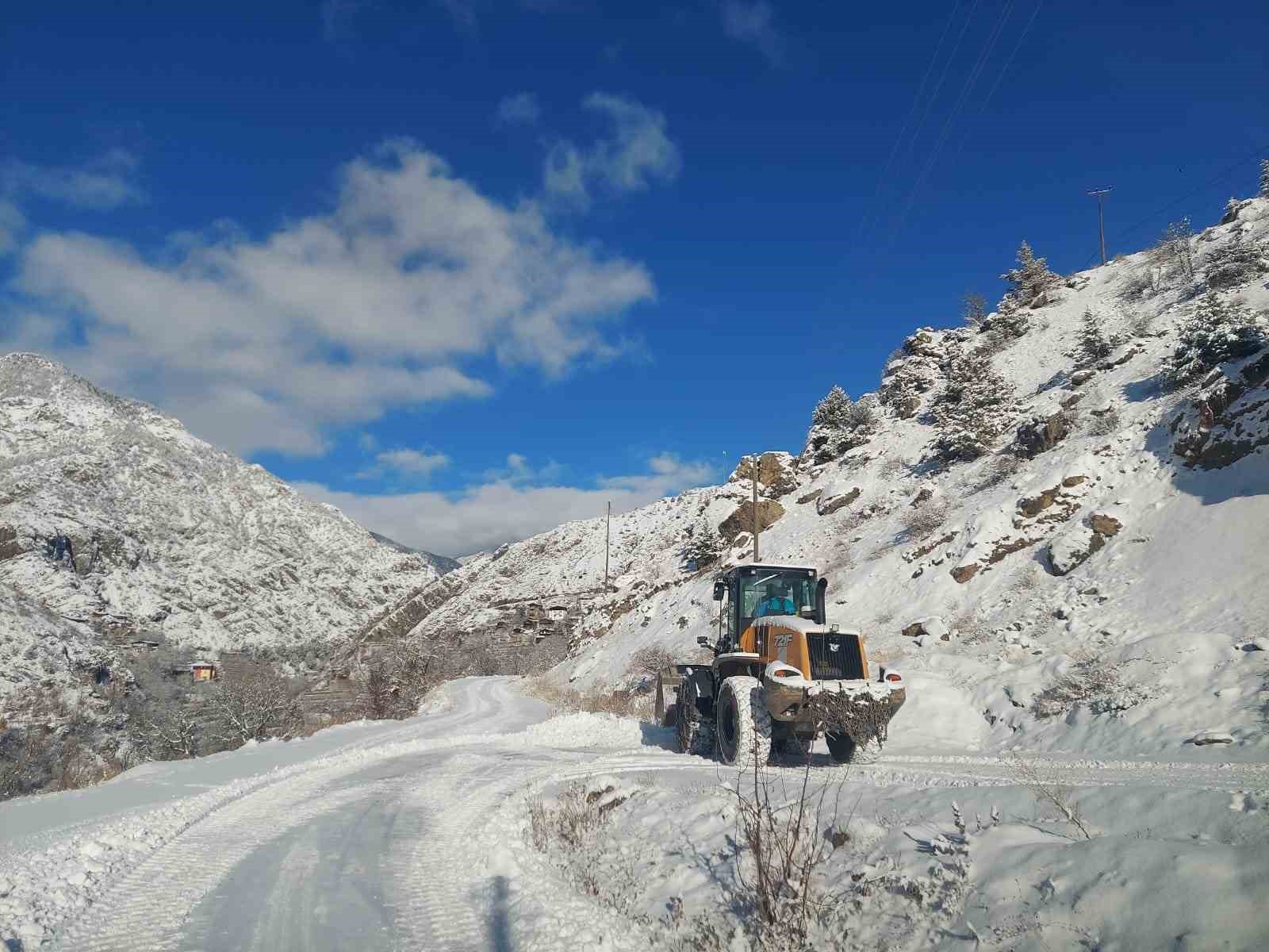 Artvin’de kar yağışı nedeniyle 34 köy yolu ulaşıma kapandı