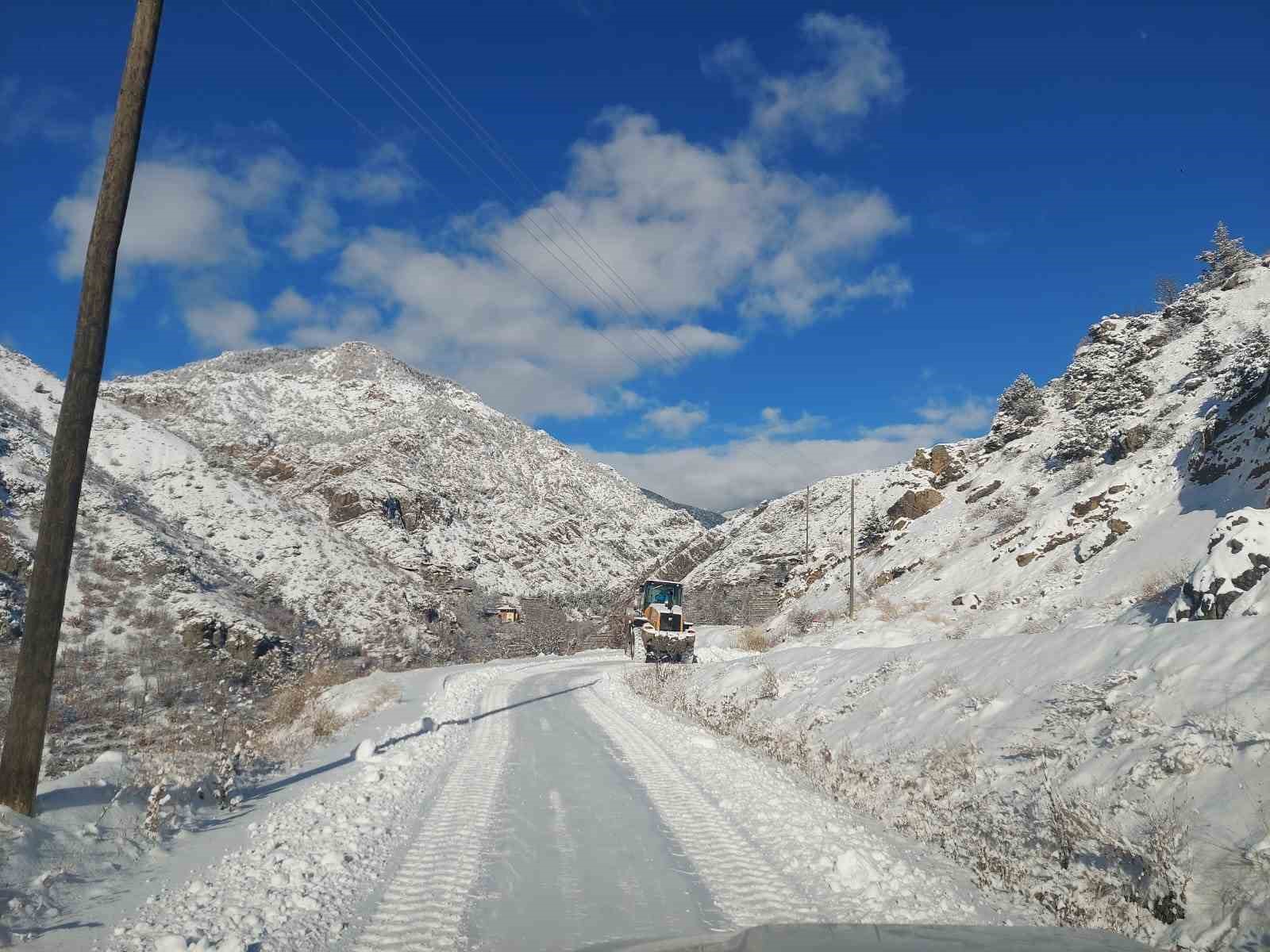Artvin’de kar yağışı nedeniyle 34 köy yolu ulaşıma kapandı