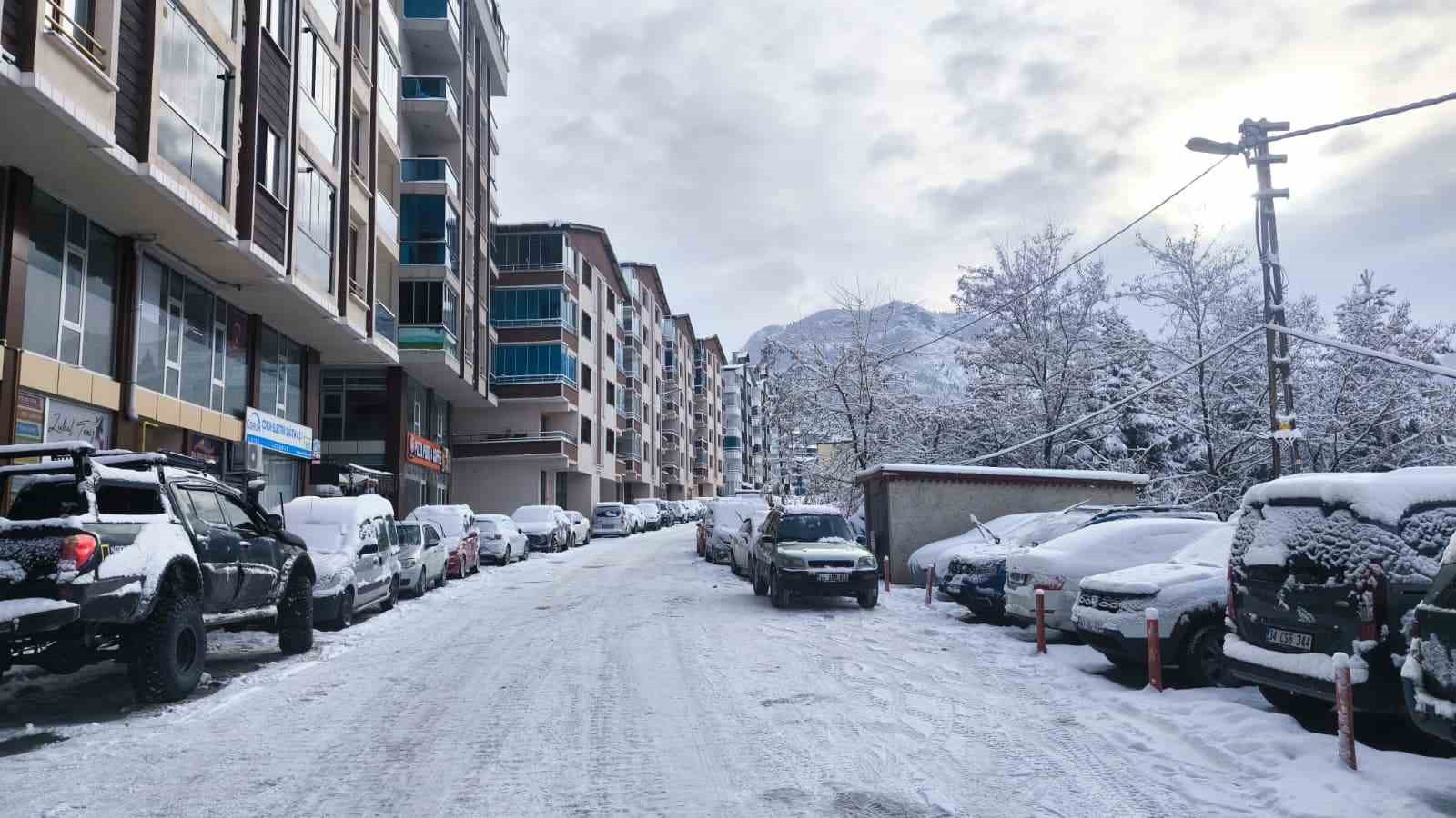 Artvin’de kar yağışı nedeniyle 34 köy yolu ulaşıma kapandı