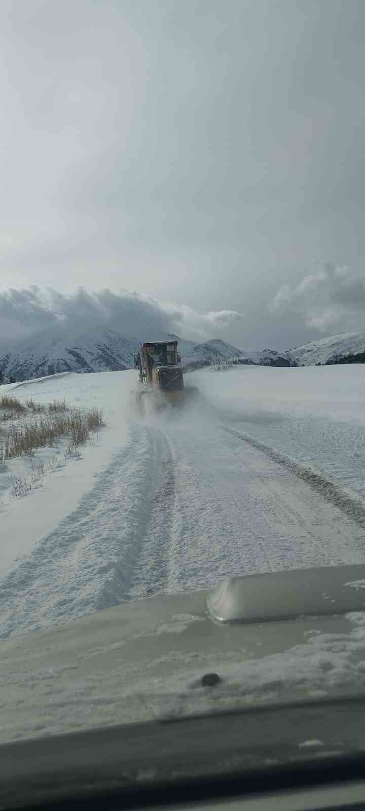 Artvin’de kar yağışı nedeniyle 34 köy yolu ulaşıma kapandı